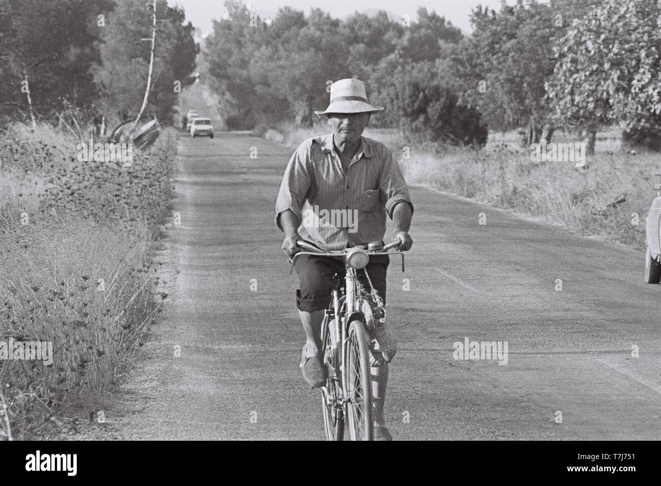 L'homme sur un vélo sur la route d'Ibiza, 70. Banque D'Images