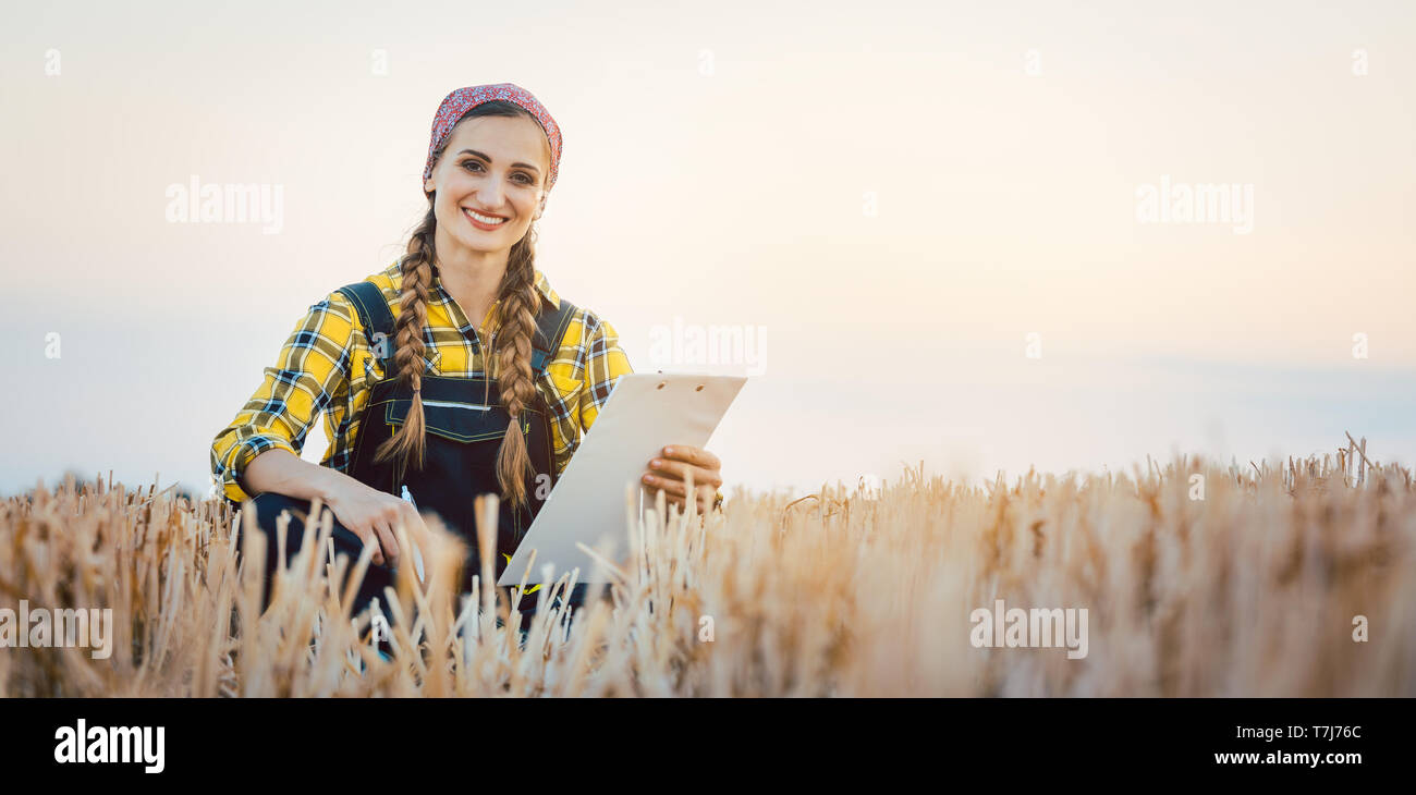 Farmer sitting on fait sur le terrain pour la saison prochaine, la planification de la récolte Banque D'Images Farmer sitting on fait sur le terrain pour la saison prochaine, la planification de la récolte Banque D'Images