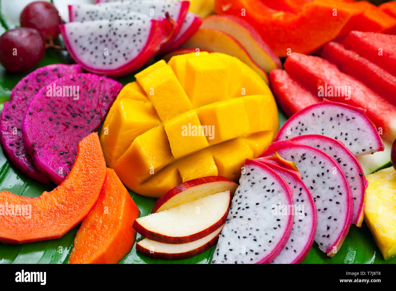Assortiment de fruits tropicaux sur vert feuille de palmier. Close up. Banque D'Images