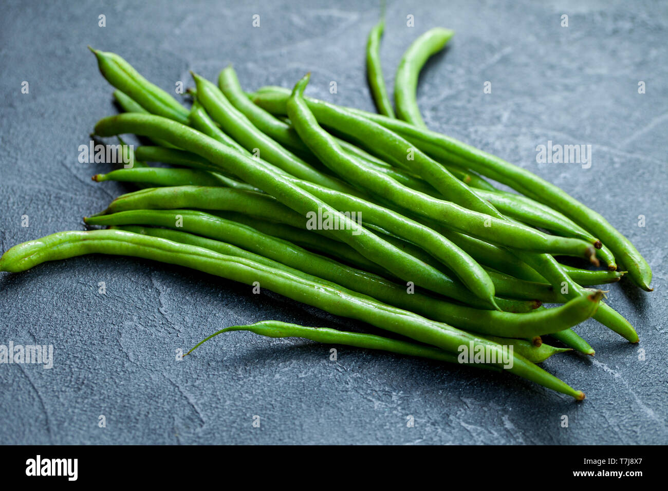 Haricots verts sur fond noir en gris. Close up. Banque D'Images