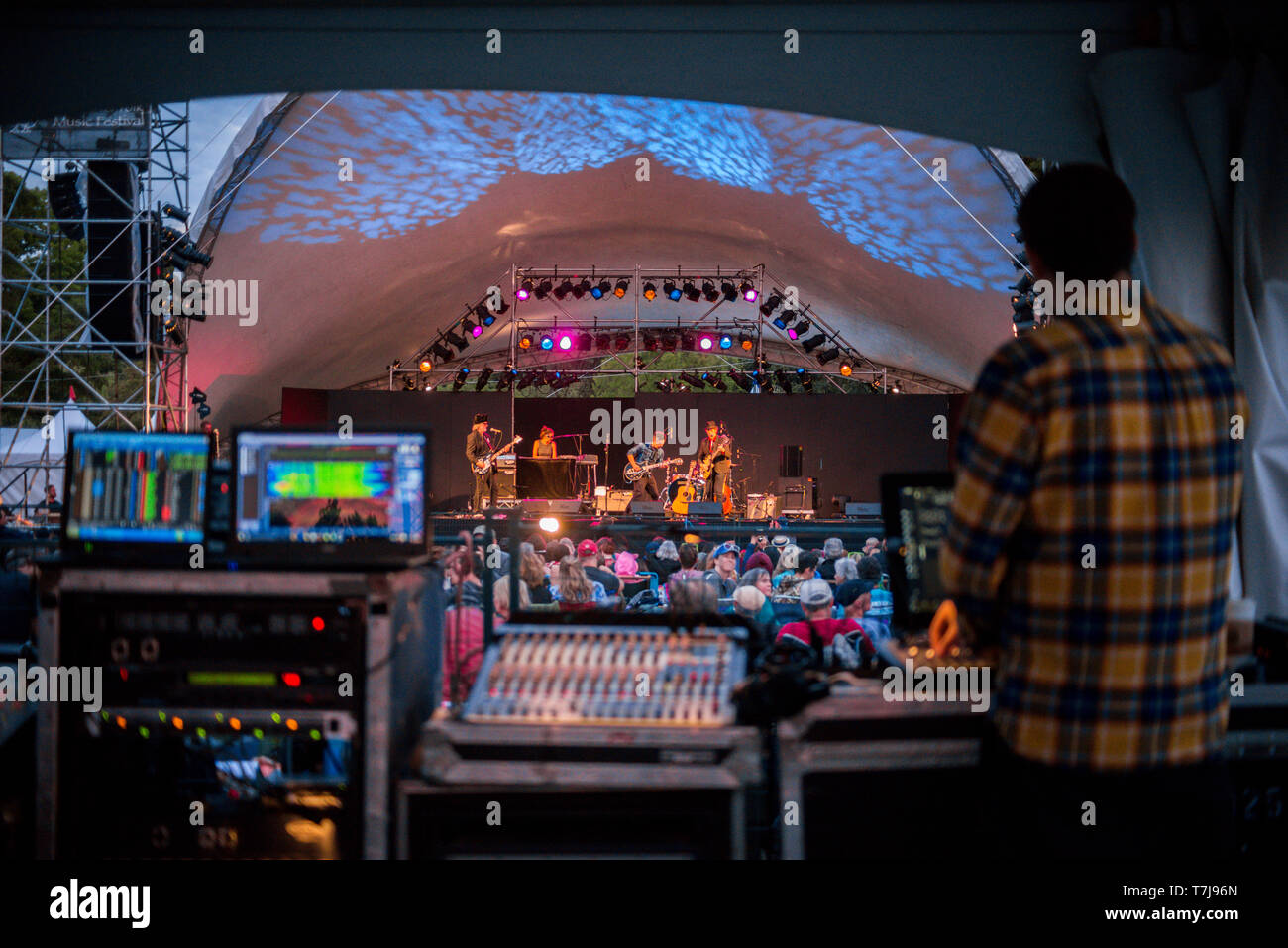 Vue sur la scène principale de derrière les pendant le Vancouver Folk Festival à Jericho Beach Park, en Colombie-Britannique, Canada Banque D'Images