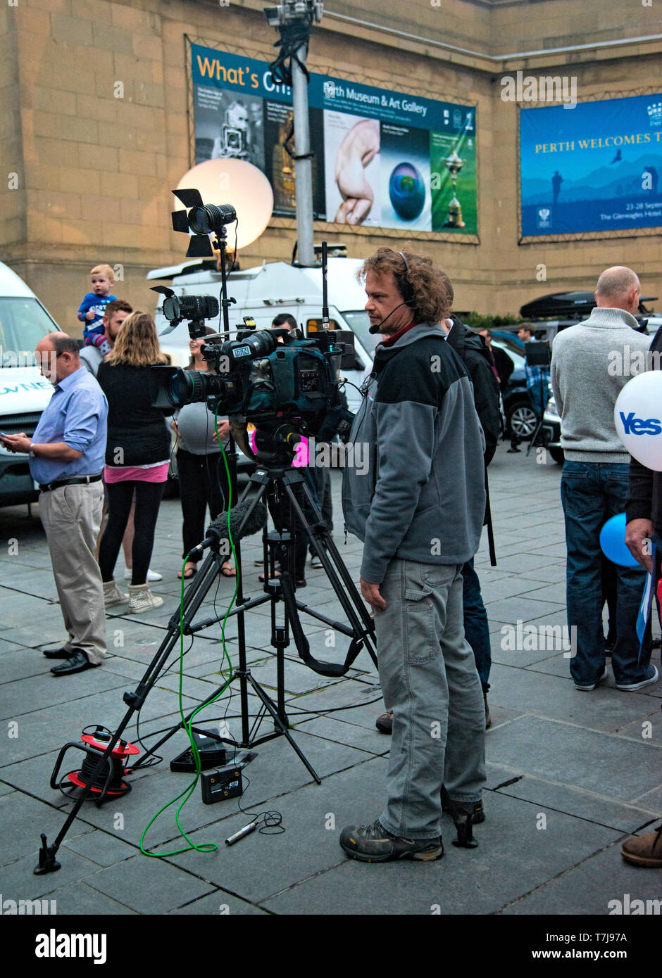 L'homme de la caméra filmant l'indépendance écossaise, Perth, Écosse, Royaume-Uni, Banque D'Images