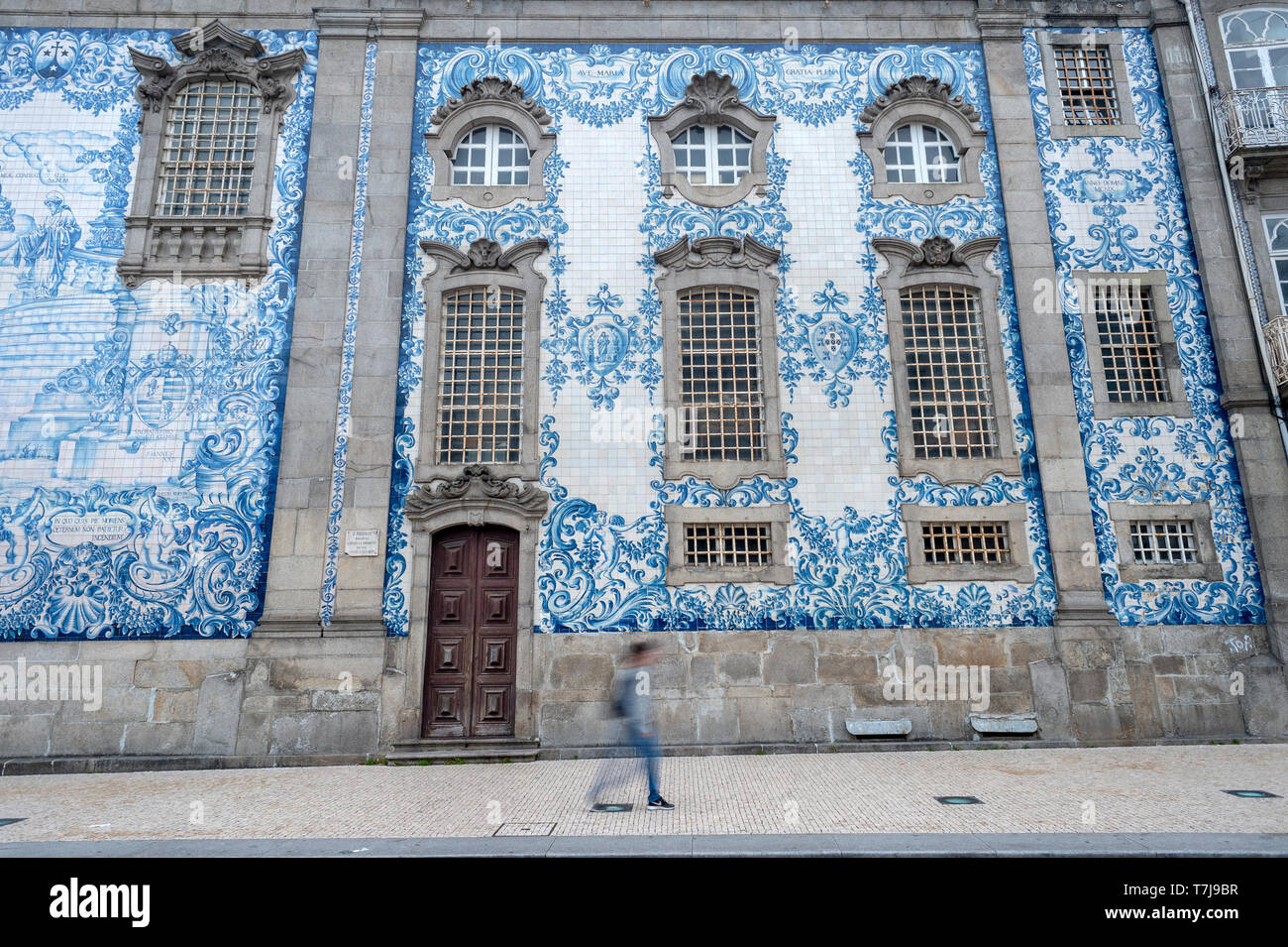 Azulejos traditionnels (carreaux bleus) à l'extérieur de l'église Igreja do Carmo, Rua do Carmo Porto, Portugal Banque D'Images