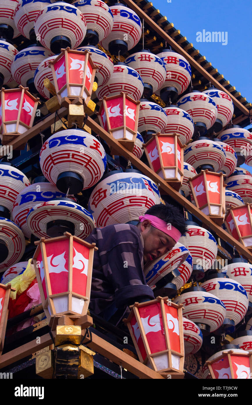 L'homme raccroche des lanternes en papier sur le flotteur à Inuyama Matsuri festival Banque D'Images
