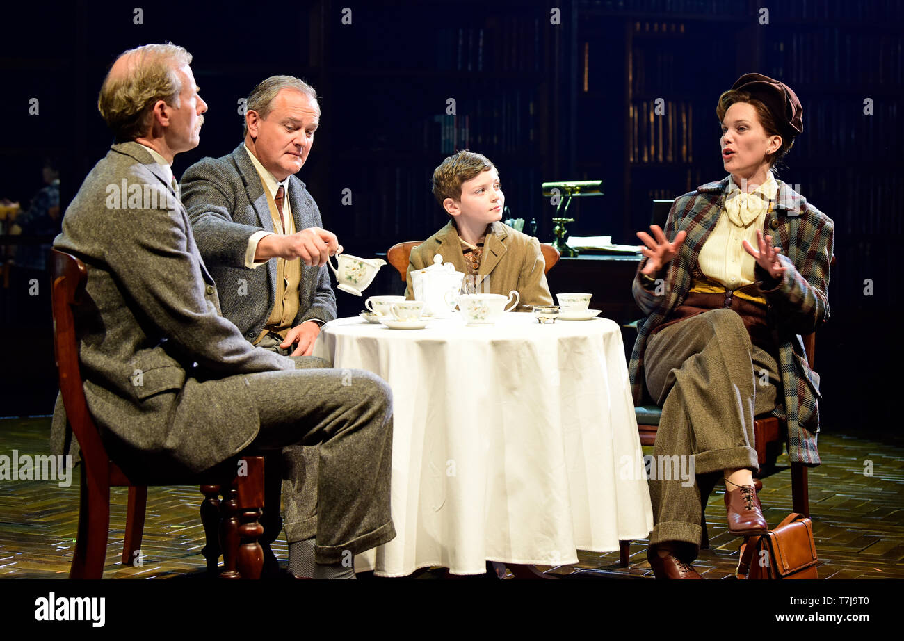 De gauche à droite : Andrew Havill comme Warnie, Hugh Bonneville comme C.S. Lewis, Eddie Martin comme Douglas Gresham & Liz White comme Joy Gresham dans Shadowlands... Banque D'Images