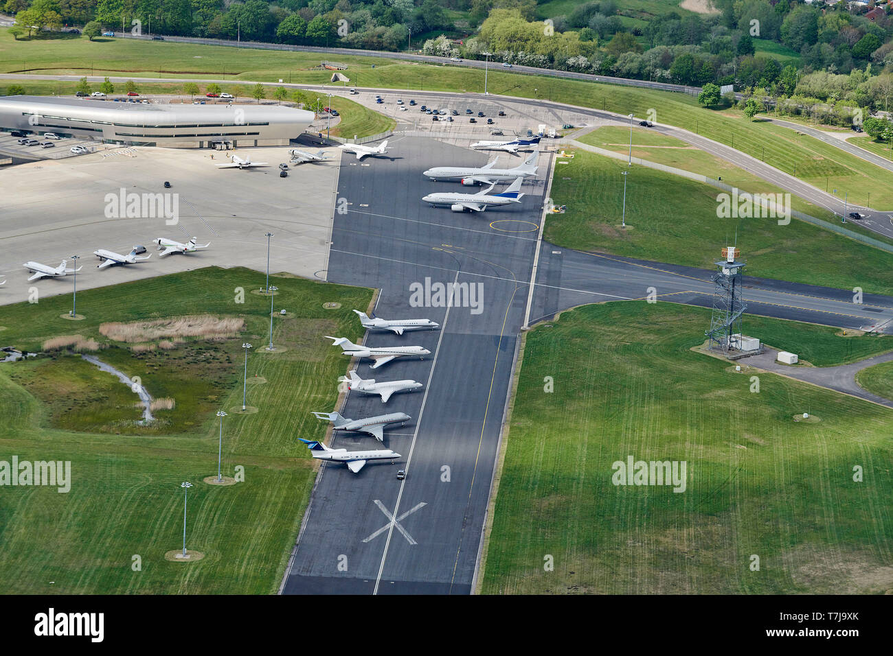 Une vue aérienne de l'aéroport de Farnborough, Angleterre du Sud-Est, Royaume-Uni Banque D'Images