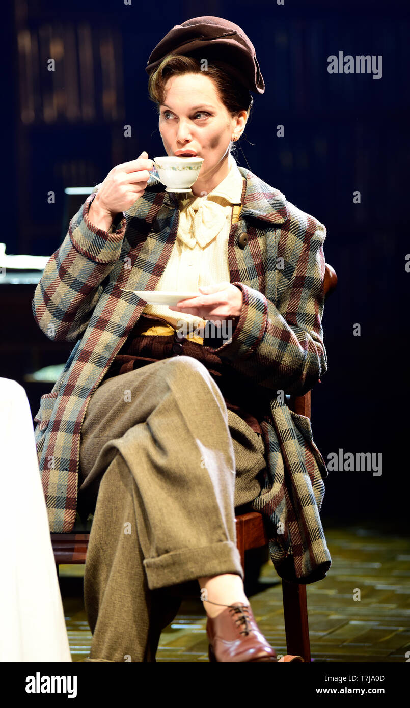 Liz White jouant Joy Gresham dans Shadowlands par William Nicholson au Festival de Théâtre de Chichester, West Sussex, UK. 1 mai 2019. Banque D'Images