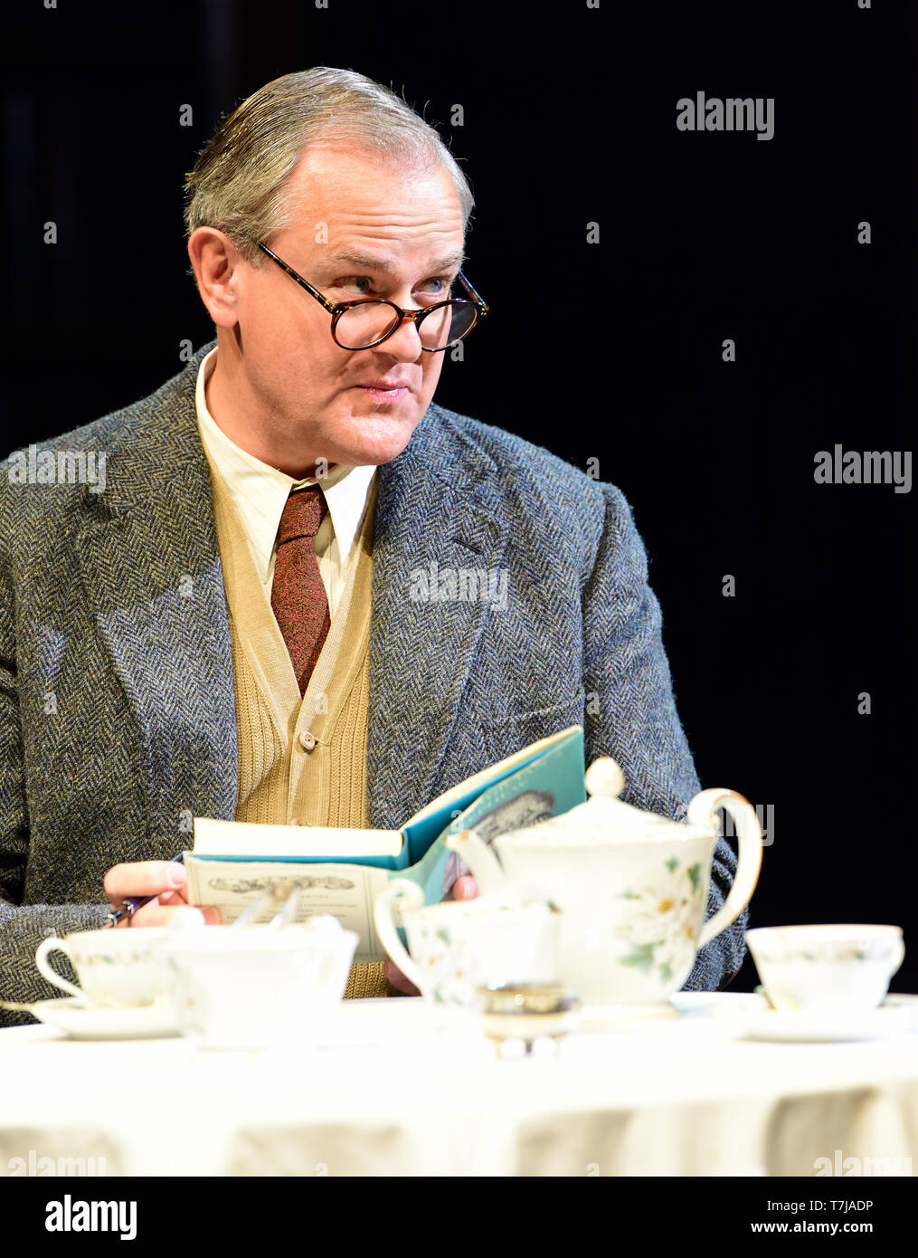 Hugh Bonneville jouant C.S. Lewis dans Shadowlands par William Nicholson au Festival de Théâtre de Chichester, West Sussex, UK. 1 mai 2019. Banque D'Images