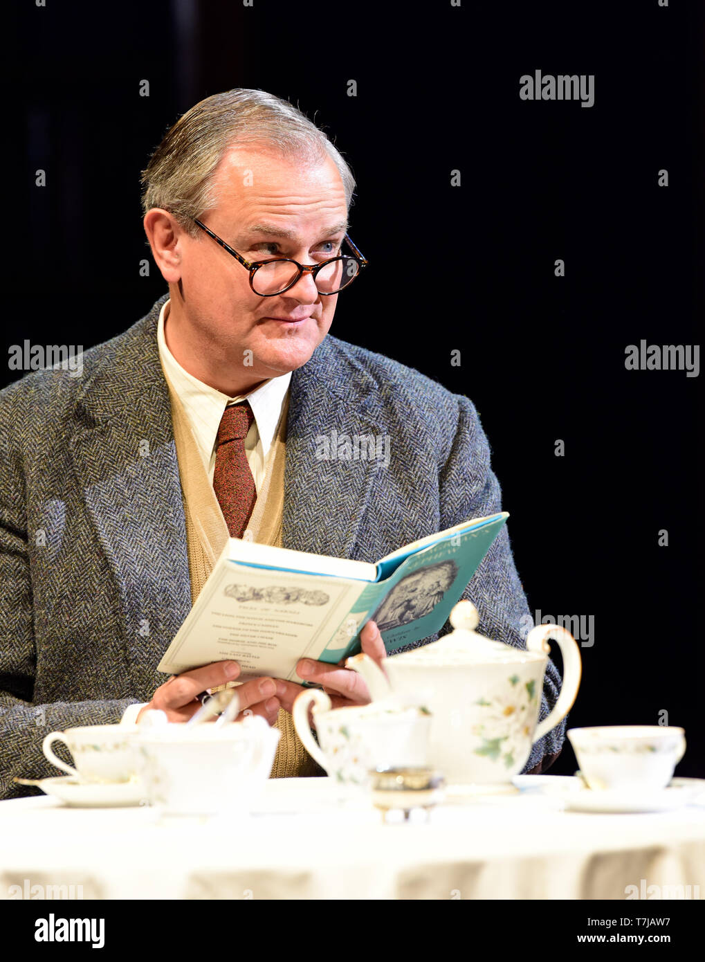 Hugh Bonneville jouant C.S. Lewis dans Shadowlands par William Nicholson au Festival de Théâtre de Chichester, West Sussex, UK. 1 mai 2019. Banque D'Images