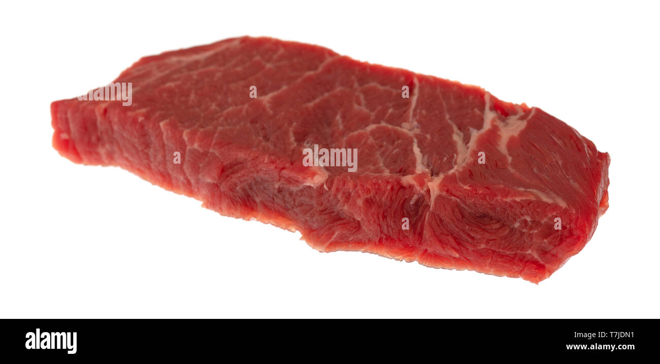 Vue latérale d'une seule tranche de boeuf désossé côtes chuck court cuisson steak isolé sur un fond blanc. Banque D'Images