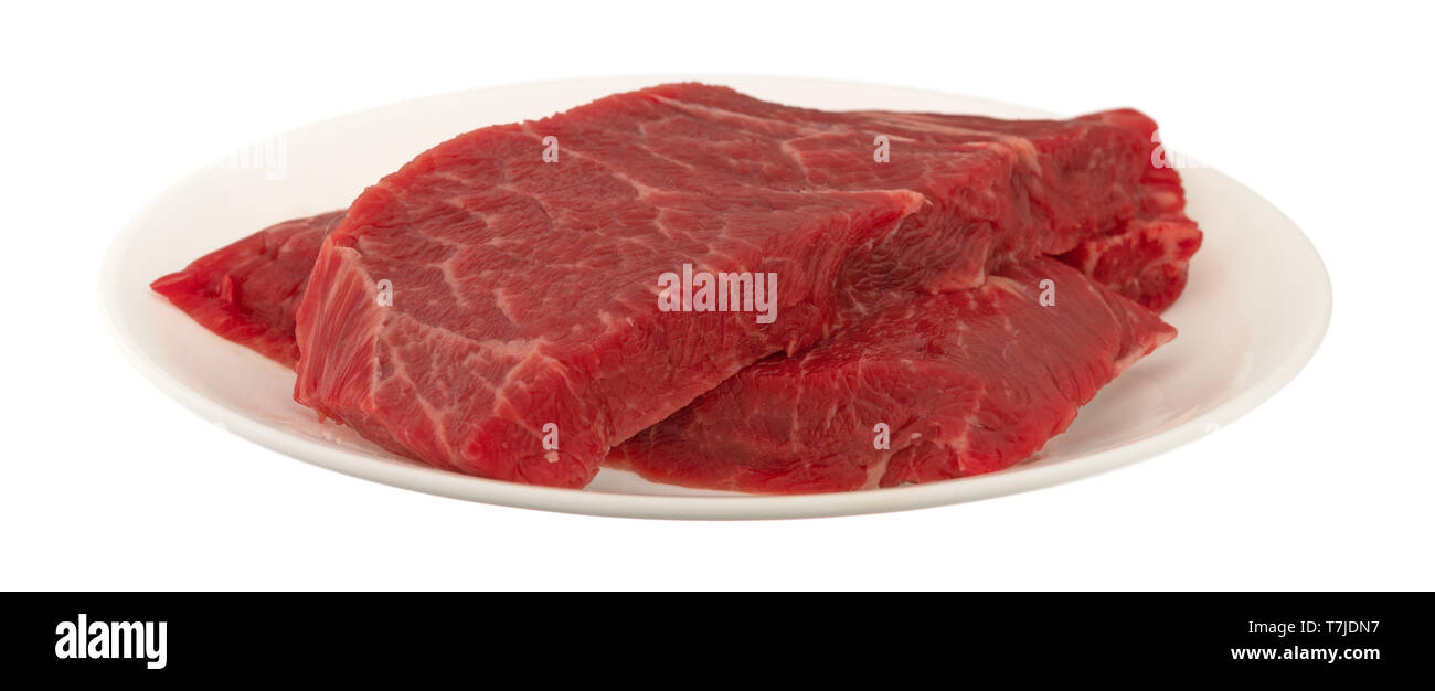 Vue de côté plusieurs coupes de viande bovine désossée côtes chuck courte cuisson steak sur un plateau isolé sur un fond blanc. Banque D'Images