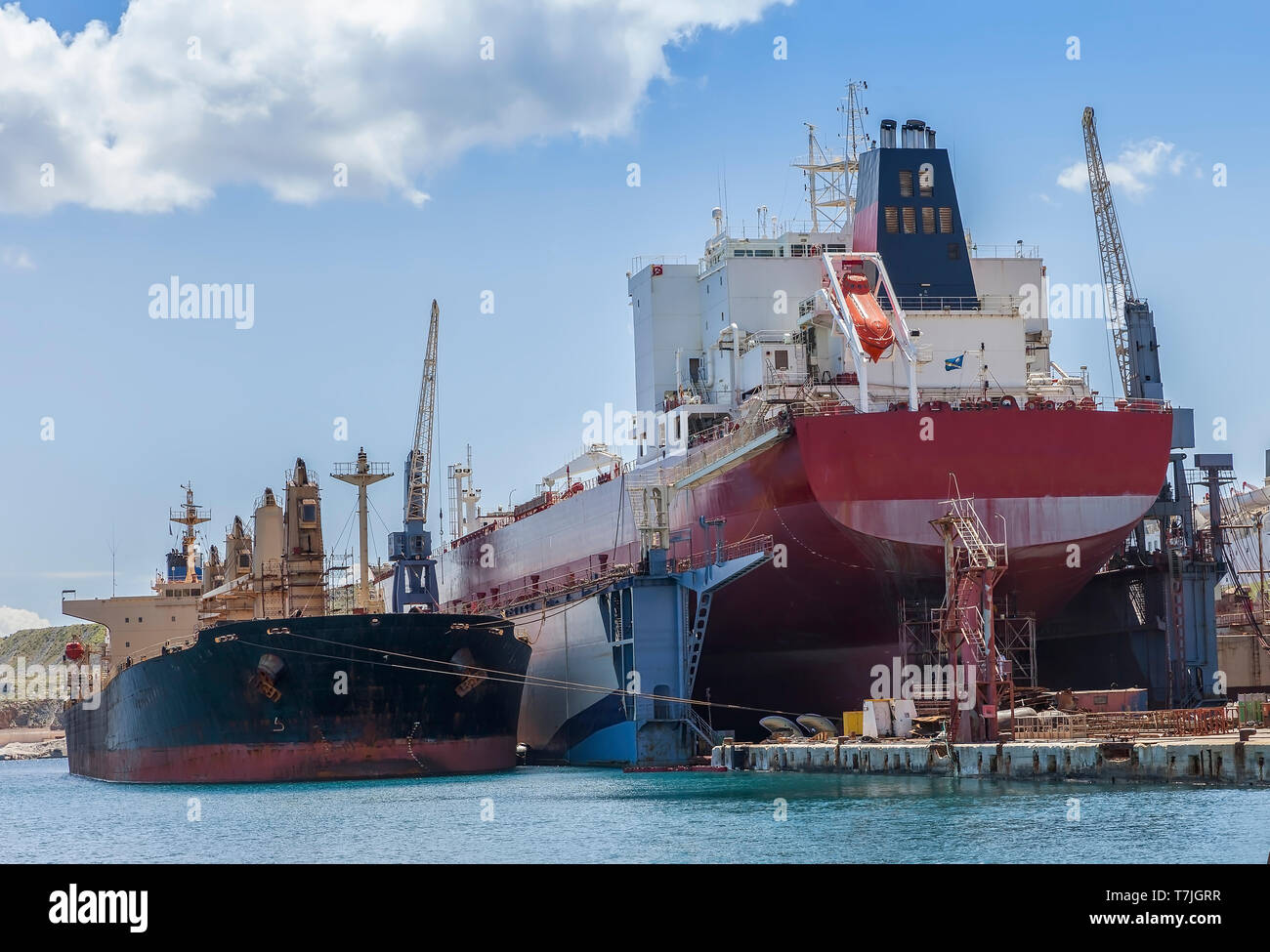 Vraquier sur cale sèche au chantier naval. Colis lourds temporaire cargo désarmé à côté de cale sèche. Le point de droit. Banque D'Images