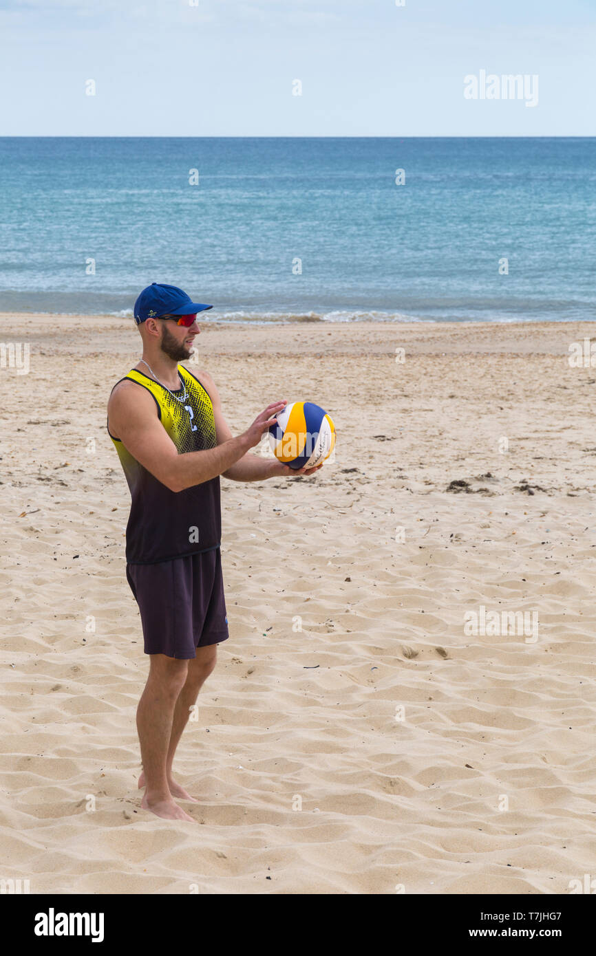 Joueur de volley-ball de plage à combler à la plage de Boscombe Bournemouth, Dorset, UK en mai Banque D'Images