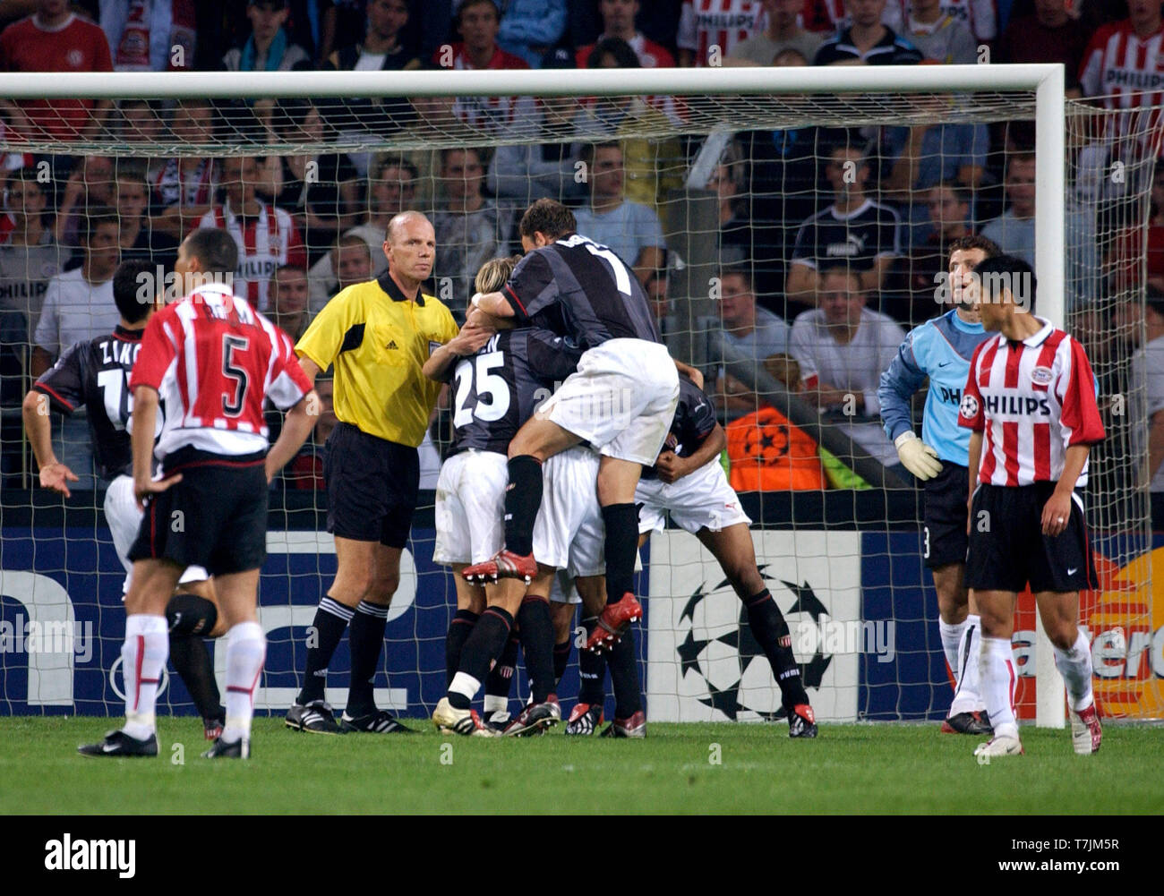 Stade Philips Eindhoven Pays-Bas, 17.10.2003, football : Champions-League, PSV Eindhoven (rouge) contre l'AS Monaco (noir) 1:2 --- coéquipiers célèbrent le but d'Edouard Cissé (ASM) Banque D'Images