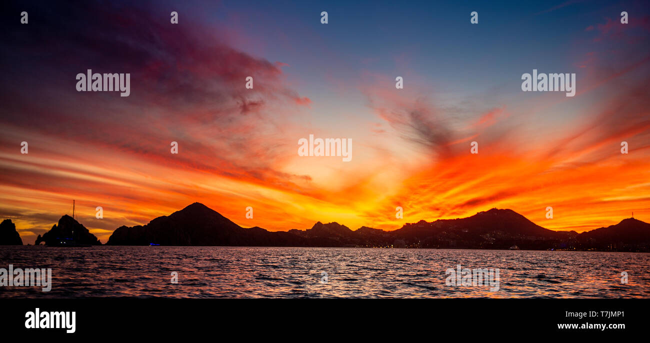 Magnifique Coucher de marins avec des montagnes silhouets. Mer au large de la côte de Cabo San Lucas. Golfe de Californie (aussi connu sous le nom de mer de Cortez Mer, o Banque D'Images