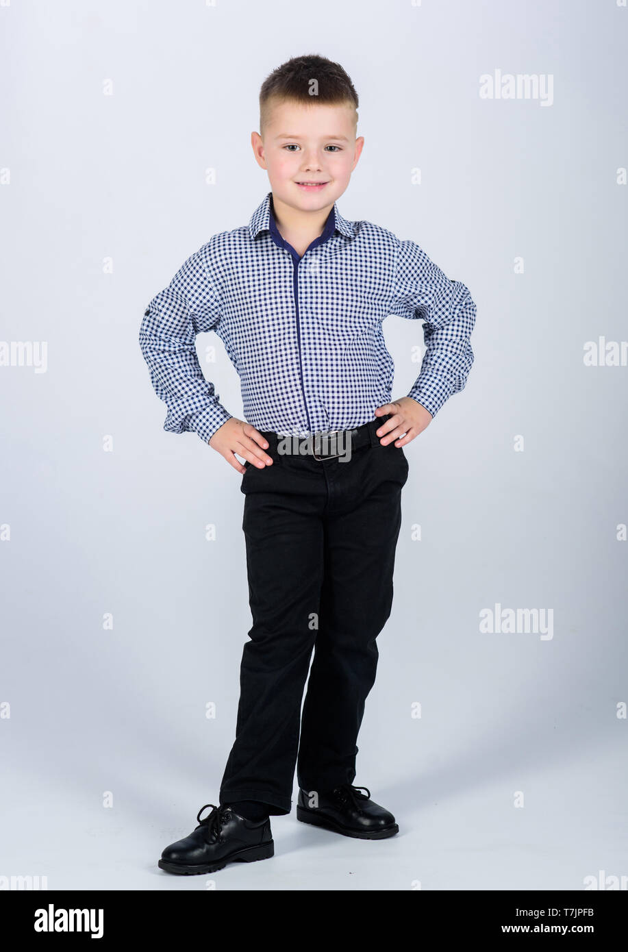 L ecole de commerce. L education et du developpement. Garcon confiant. Petit garcon porter des vetements formels. Cute boy evenement grave tenue. Style impeccable. Enfance heureuse. Kids Fashion. De p...