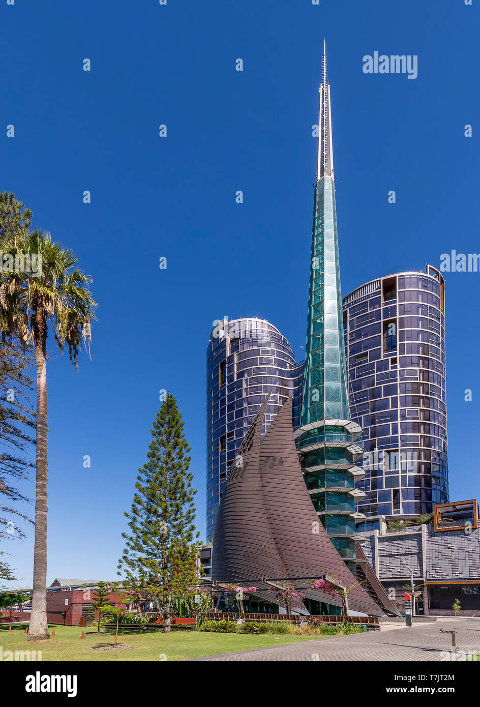 Swan Bells Tower,immeubles modernes dans le centre de Perth, Australie occidentale, sur une belle journée ensoleillée Banque D'Images
