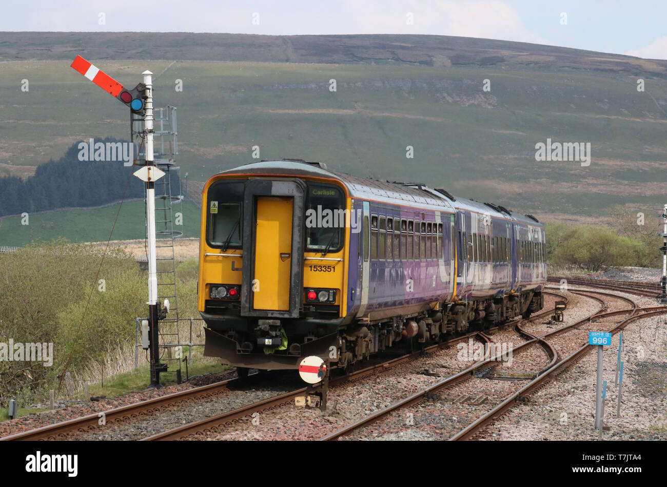Train du Nord laissant à Garsdale station sur la ligne de chemin de fer s'installer à Carlisle signal sémaphore de passage le 30 avril 2019. Banque D'Images