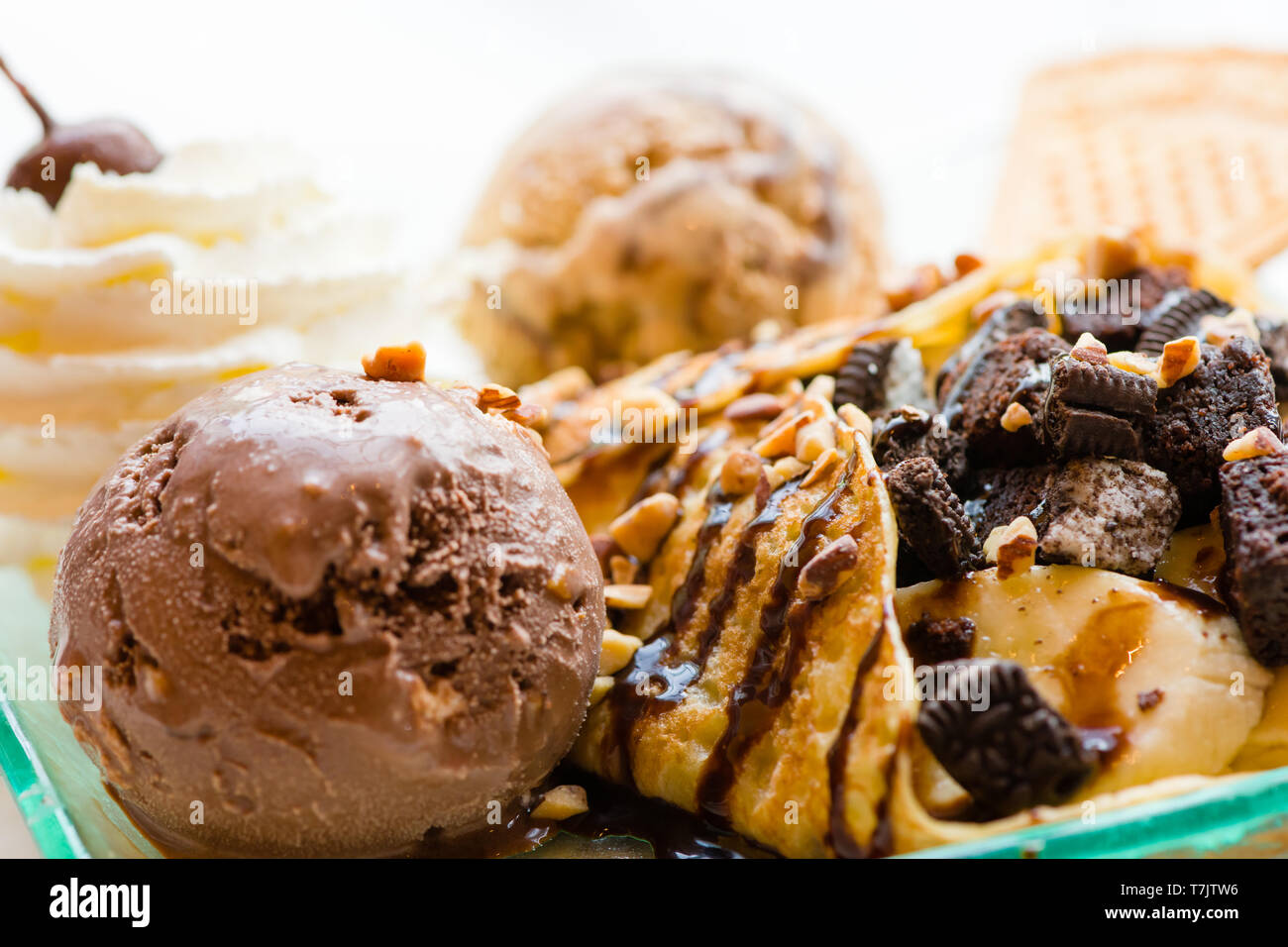 Délicieuses crêpes avec de la crème glacée au chocolat gaufre croustillante avec crème fouettée cerise brownies chocolat et amandes d'érable sur le dessus.servi des crêpes crêpes sur pl Banque D'Images