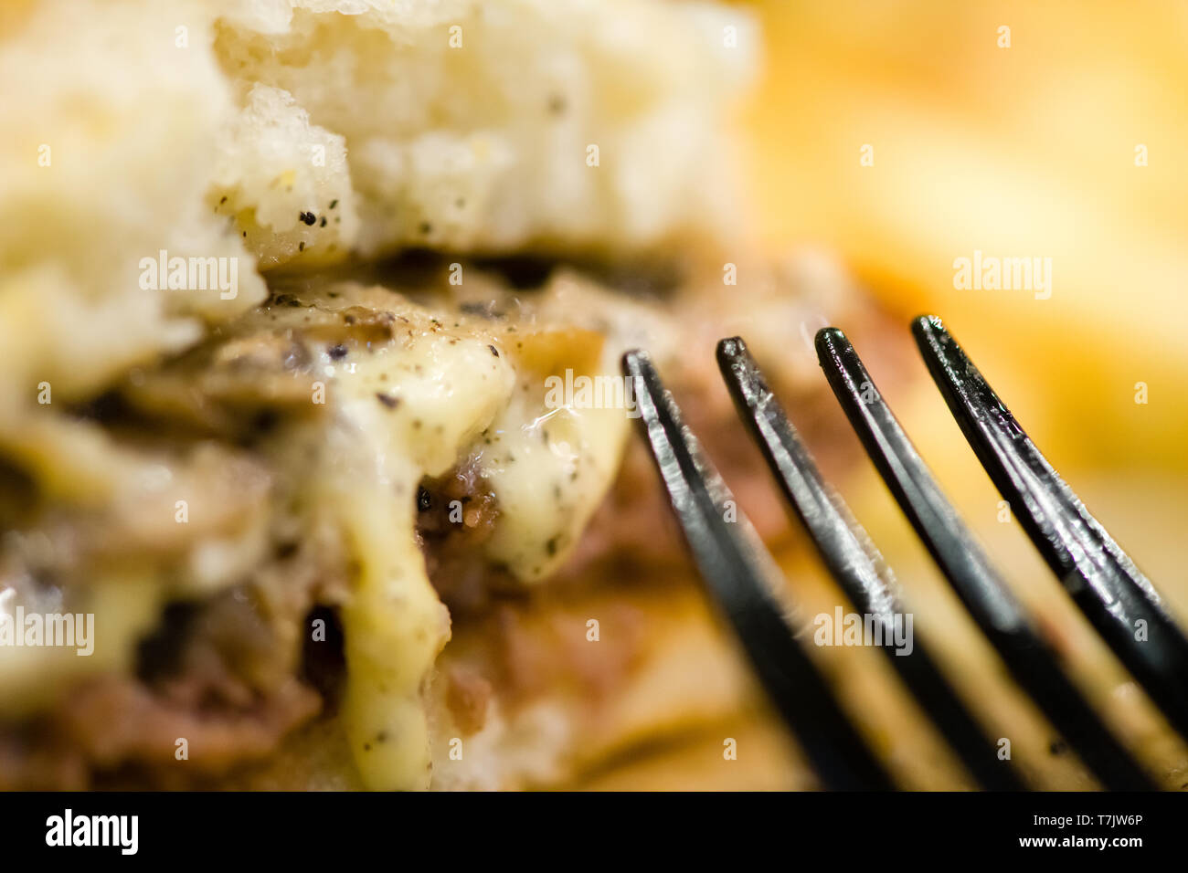 La viande bovine américaine hamburger avec fromage et frites au belle restauration rapide et un café bistro.délicieux hamburger à bas prix dans le budget.close up détails o Banque D'Images