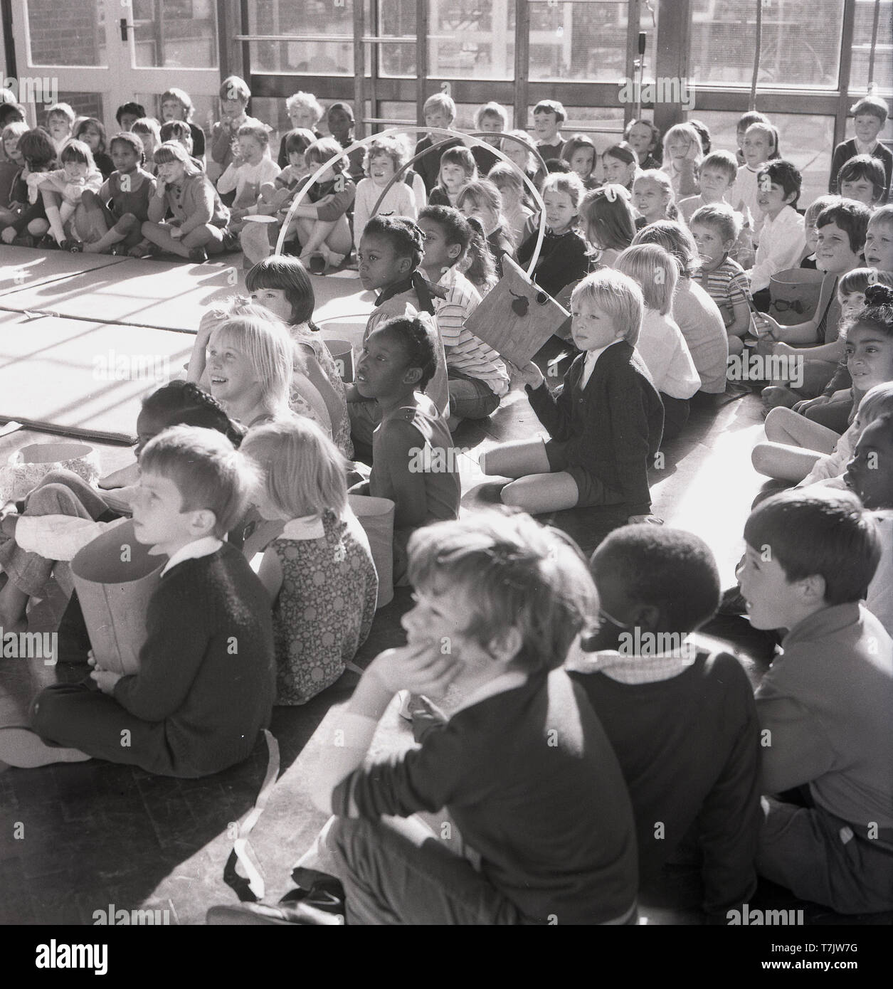 Années 1960, historiques, excité les jeunes enfants de l'école dans la salle d'école, England, UK. Banque D'Images