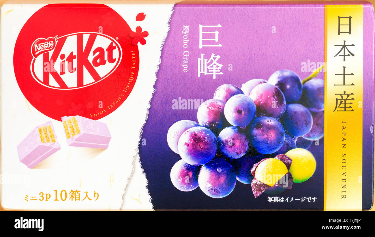 Extérieur de la boîte en carton souvenir de mini-barres Kitkat à saveur de raisin japonais. Souvent vendu dans les aéroports et les boutiques hors taxes pour le marché touristique étranger. Banque D'Images