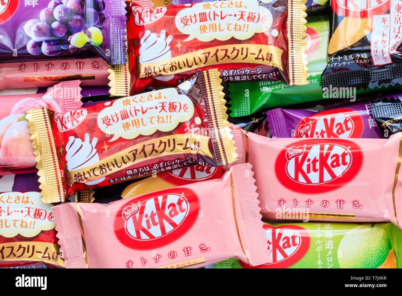 Variété dispersée de mini barres japonaises Kitkat, y compris framboise, banane, crème glacée, melon et raisin. Vue de dessus. Banque D'Images