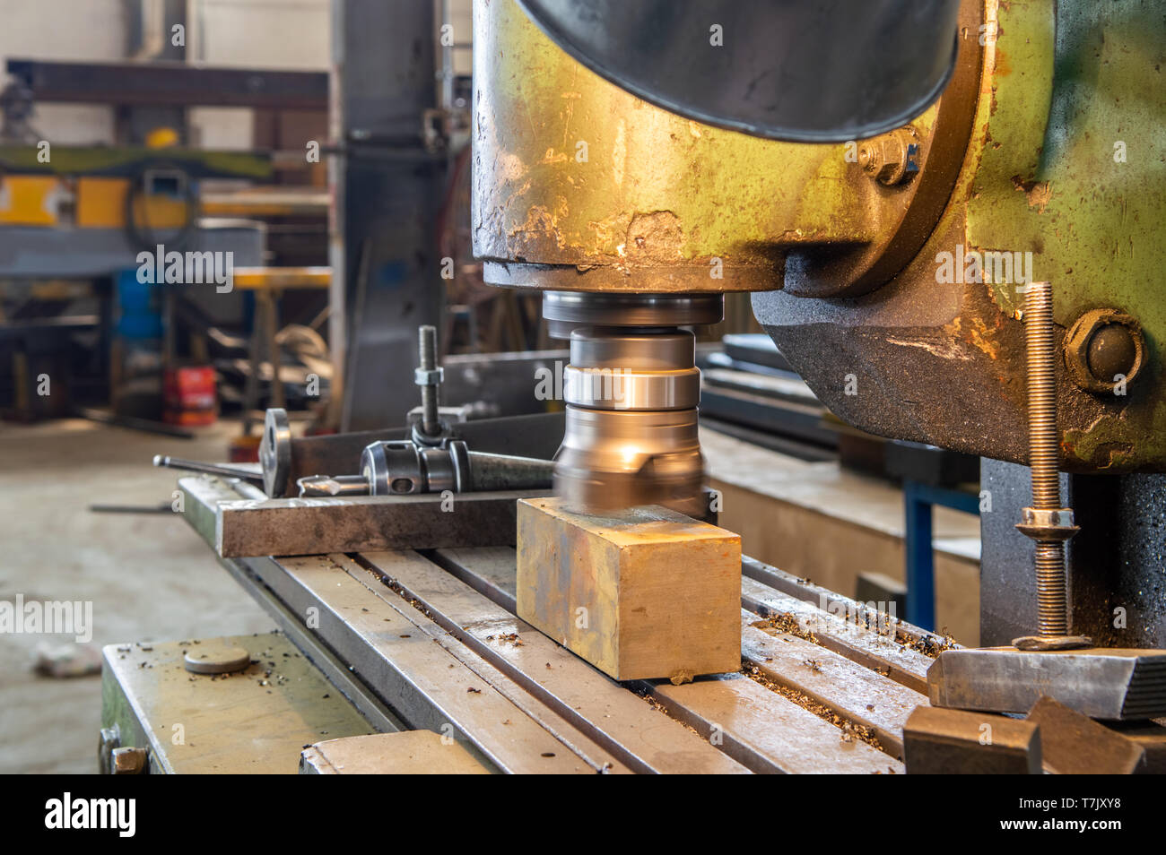 La préparation de l'outil de la fraiseuse pour traiter le fer au détail  Fabrication industrielle factory Photo Stock - Alamy