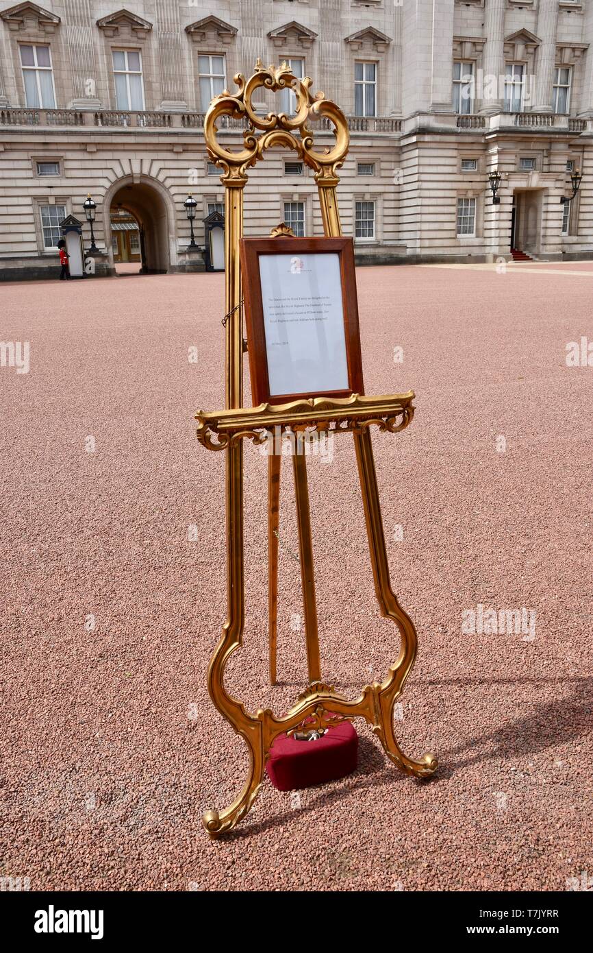 Meghan Duchesse de Sussex a donné naissance à un petit garçon sur 06/05/2019. Un avis a été placé sur un chevalet dans l'avant-cour du palais de Buckingham pour annoncer la naissance royale au duc et duchesse de Cambridge. Buckingham Palace, Londres. UK Banque D'Images