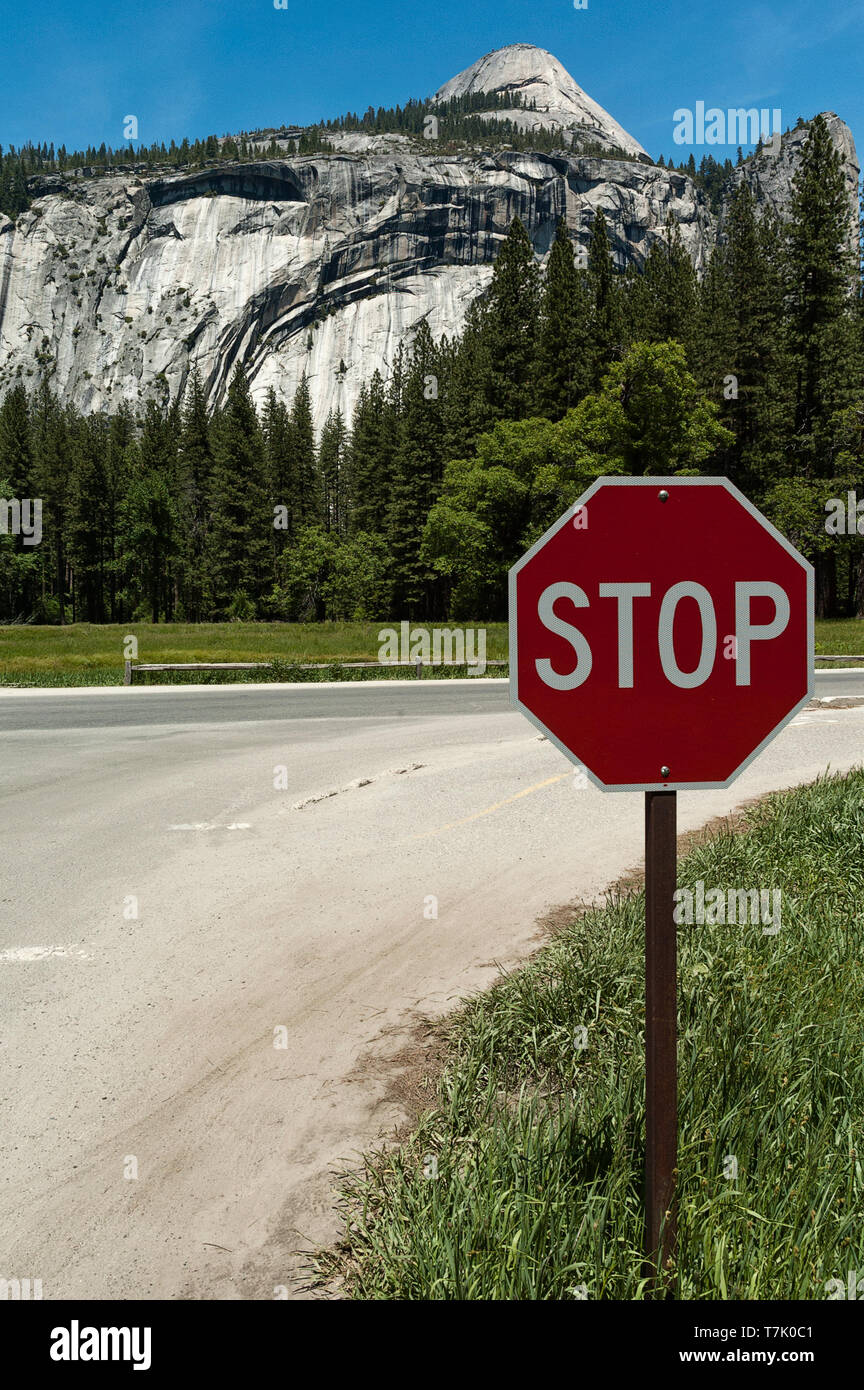 Panneau d'arrêt de la route et les paysages du Parc National Yosemite en Californie, USA Banque D'Images