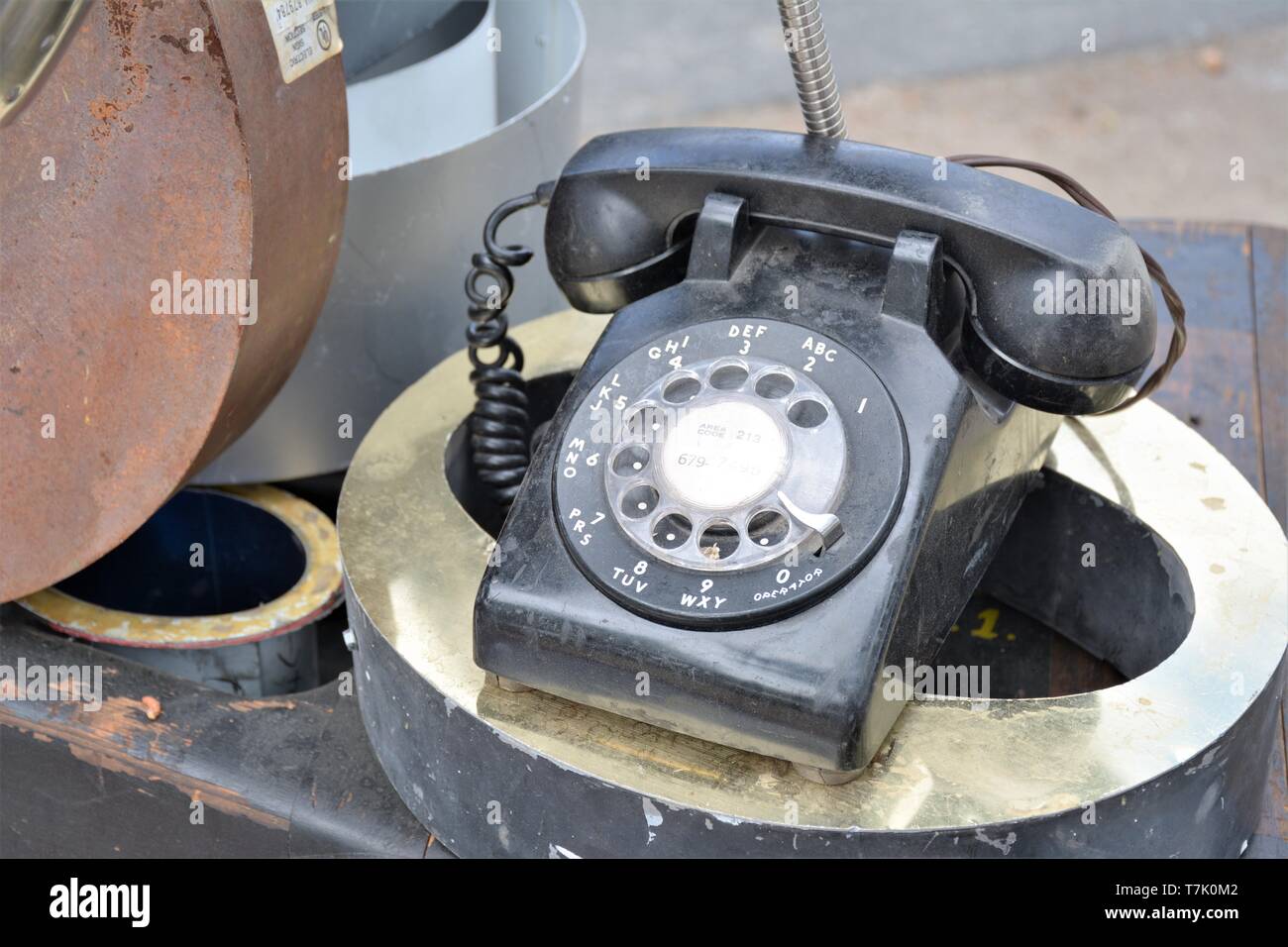 Ancienne ligne téléphonique directe et un bureau pour la maison des années 50 et 60 et 70 lorsqu'ils étaient tous noir avec réglages rotatifs Banque D'Images