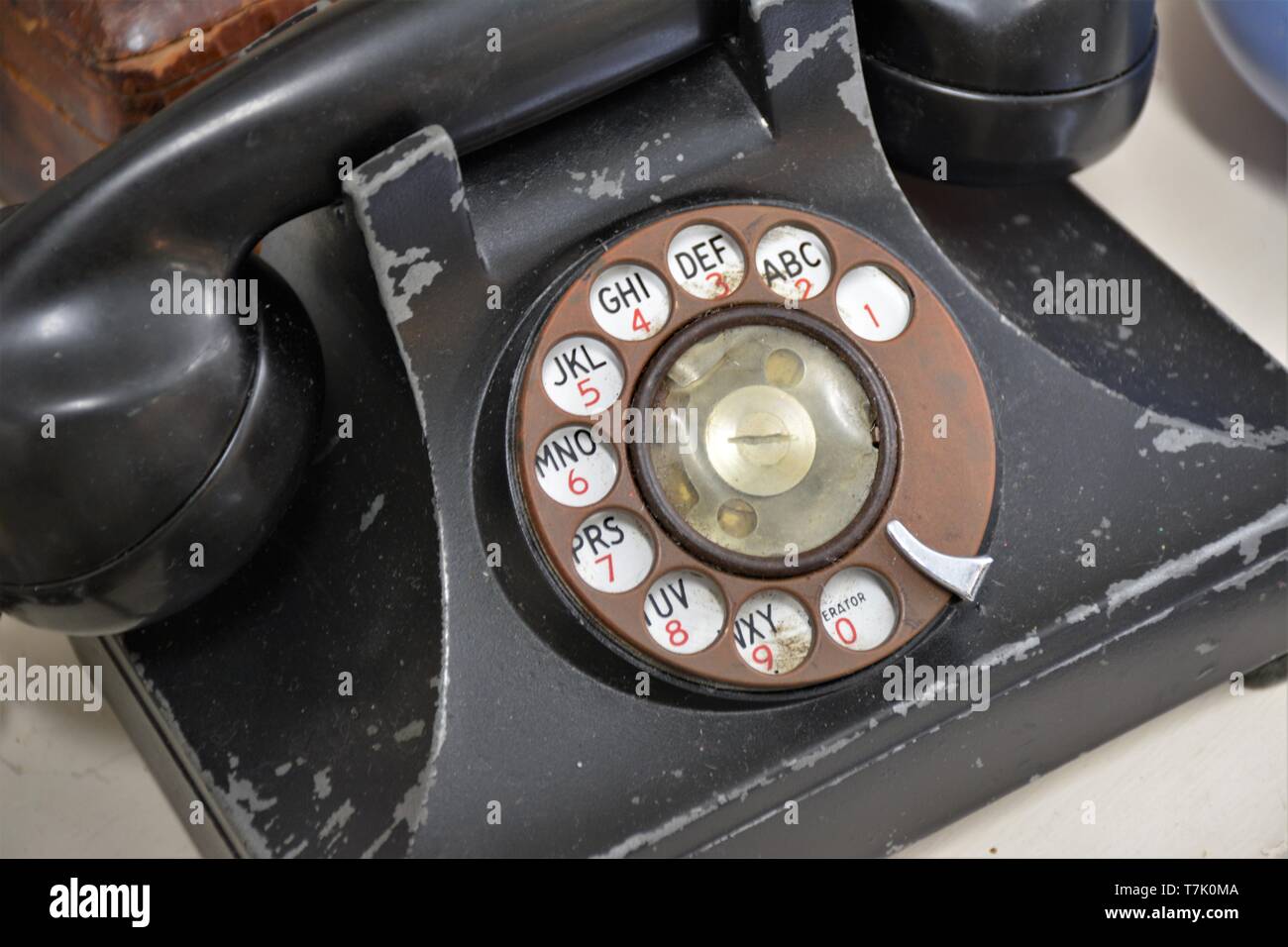 Ancienne ligne téléphonique directe et un bureau pour la maison des années 50 et 60 et 70 lorsqu'ils étaient tous noir avec réglages rotatifs Banque D'Images