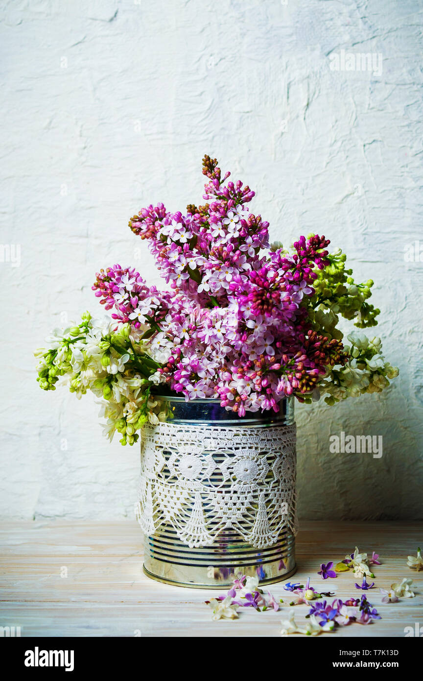 Bouquet de fleurs lilas colorés dans un vase Banque D'Images