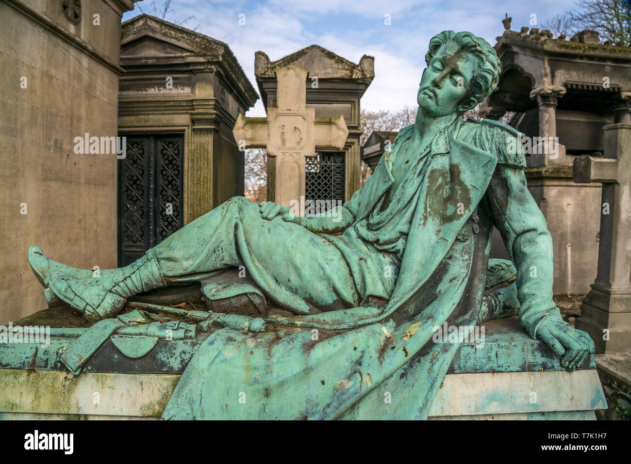 Statue auf einem Grab des Pariser Friedhof Cimetiere de Montmartre Paris, Frankreich | Statue sur une tombe sur le cimetière Montmartre, Paris, France Banque D'Images