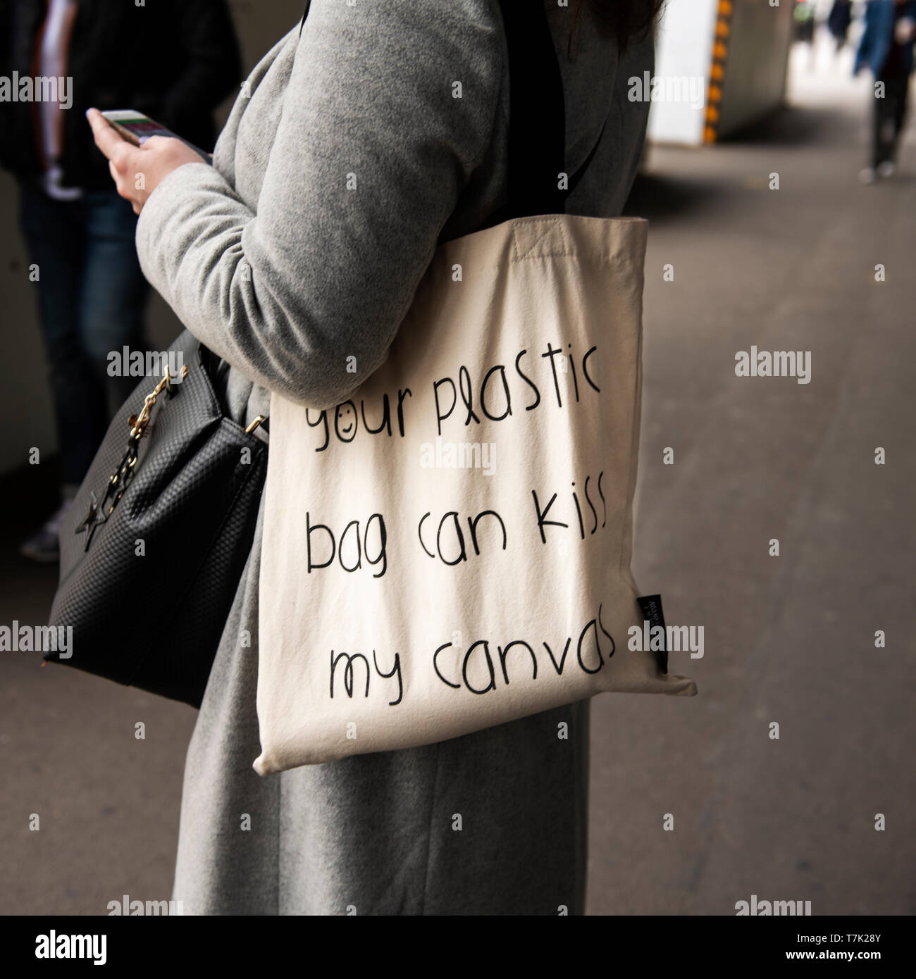 Sac en toile avec message sur l'environnement sur le plastique Banque D'Images
