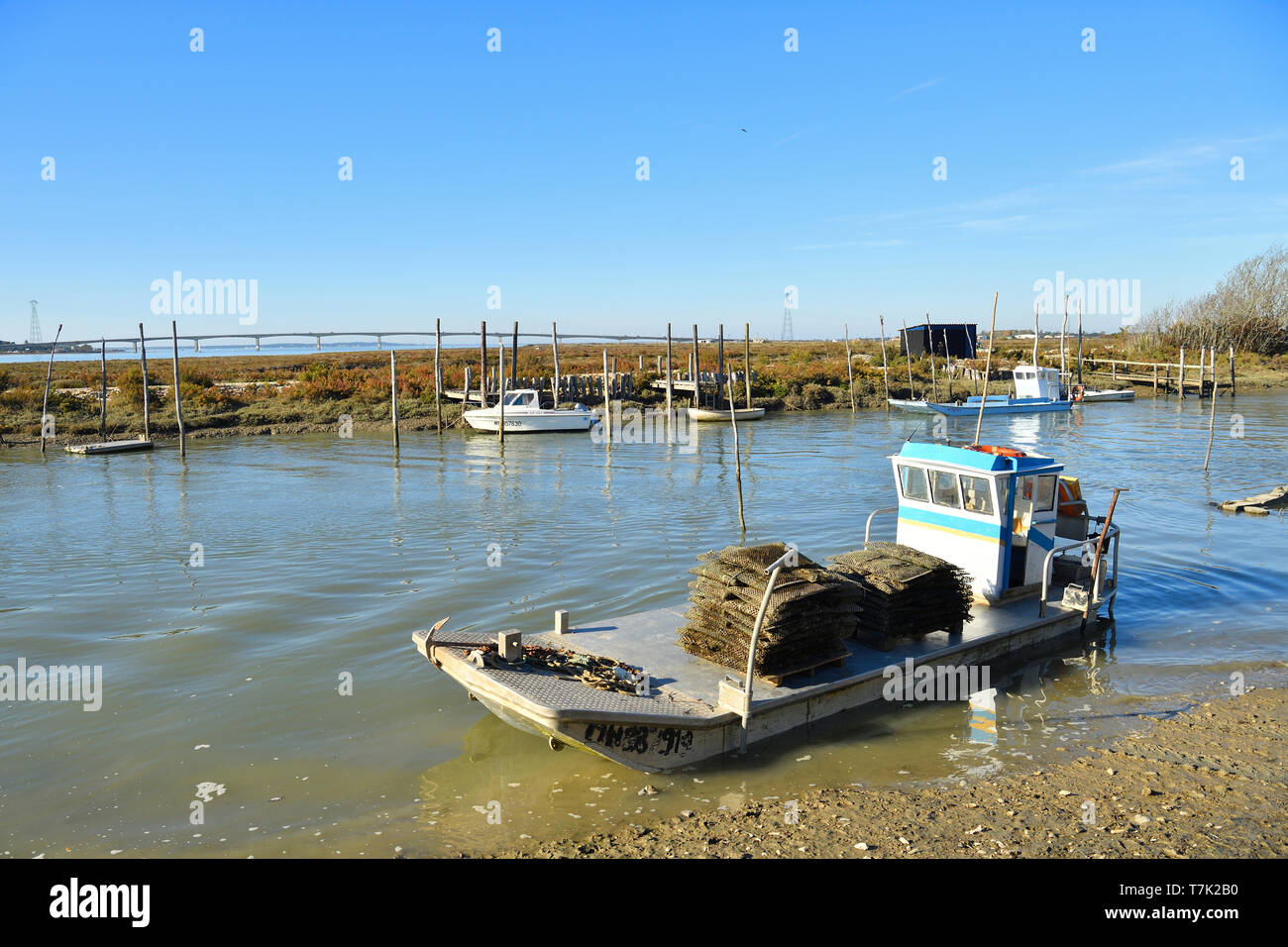 France, Charente Maritime, Saintonge, Marennes, le port ostréicole de la Cayenne sur l'estuaire de la Seudre, cabanes ostréicoles et Marennes channel Banque D'Images
