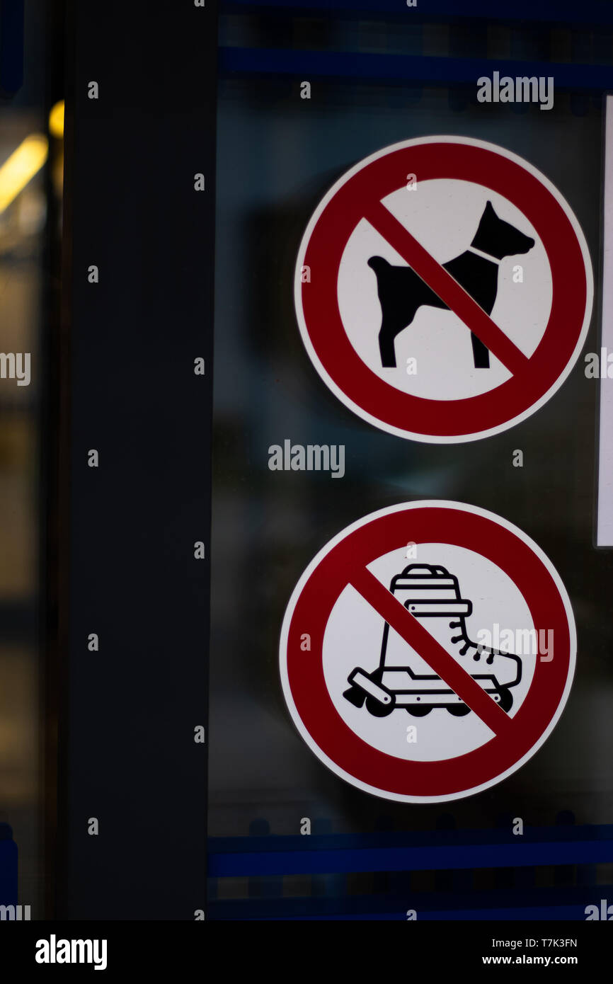 Pas de chiens, et pas de patins à admis, signes sur porte en verre. Interdit de faire à l'intérieur du centre commercial. Banque D'Images