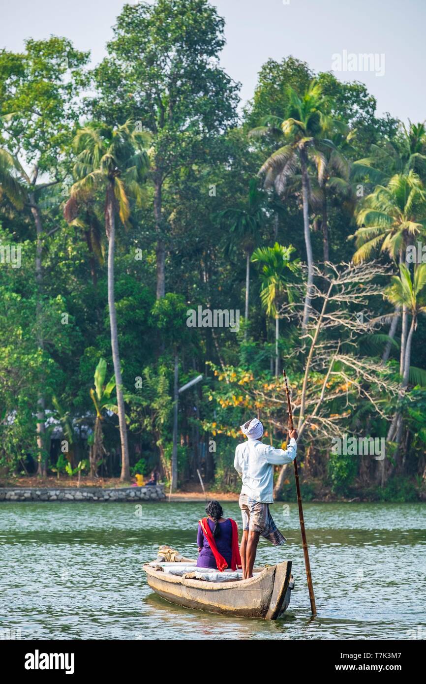 L'Inde, Etat du Kerala, district de Kollam, Munroe island ou Munroturuttu l'intérieur des terres, au confluent de l'île du lac Ashtamudi et Kallada, rivière traversant la rivière avec un bateau local Banque D'Images