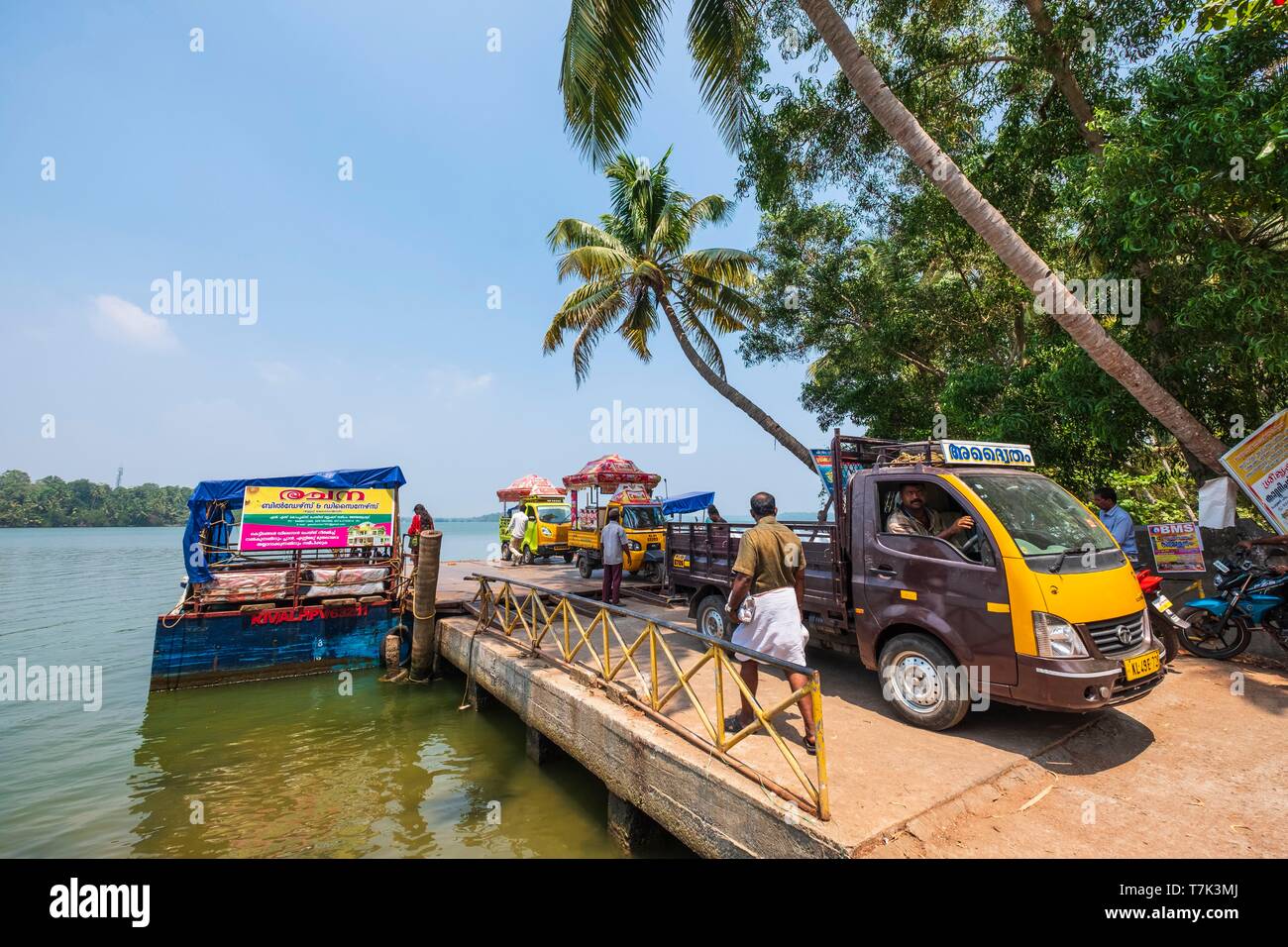 L'Inde, Etat du Kerala, district de Kollam, d'attente pour le ferry pour l'île ou Munroturuttu Munroe, Inland Island au confluent de la Rivière du lac Ashtamudi et Kallada Banque D'Images