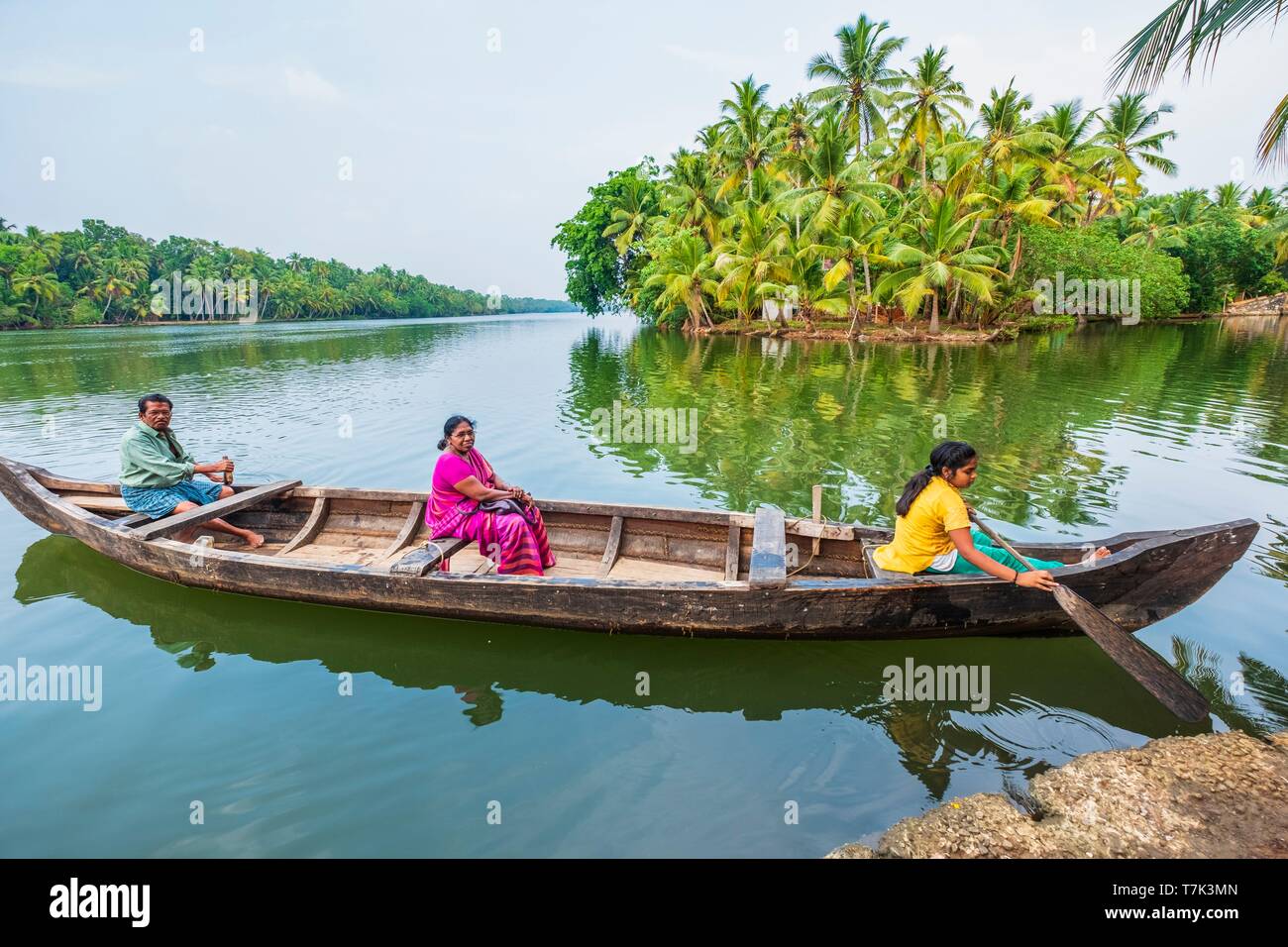 L'Inde, Etat du Kerala, district de Kollam, Munroe island ou Munroturuttu l'intérieur des terres, au confluent de l'île du lac Ashtamudi et Kallada, rivière traversant la rivière avec un bateau local Banque D'Images