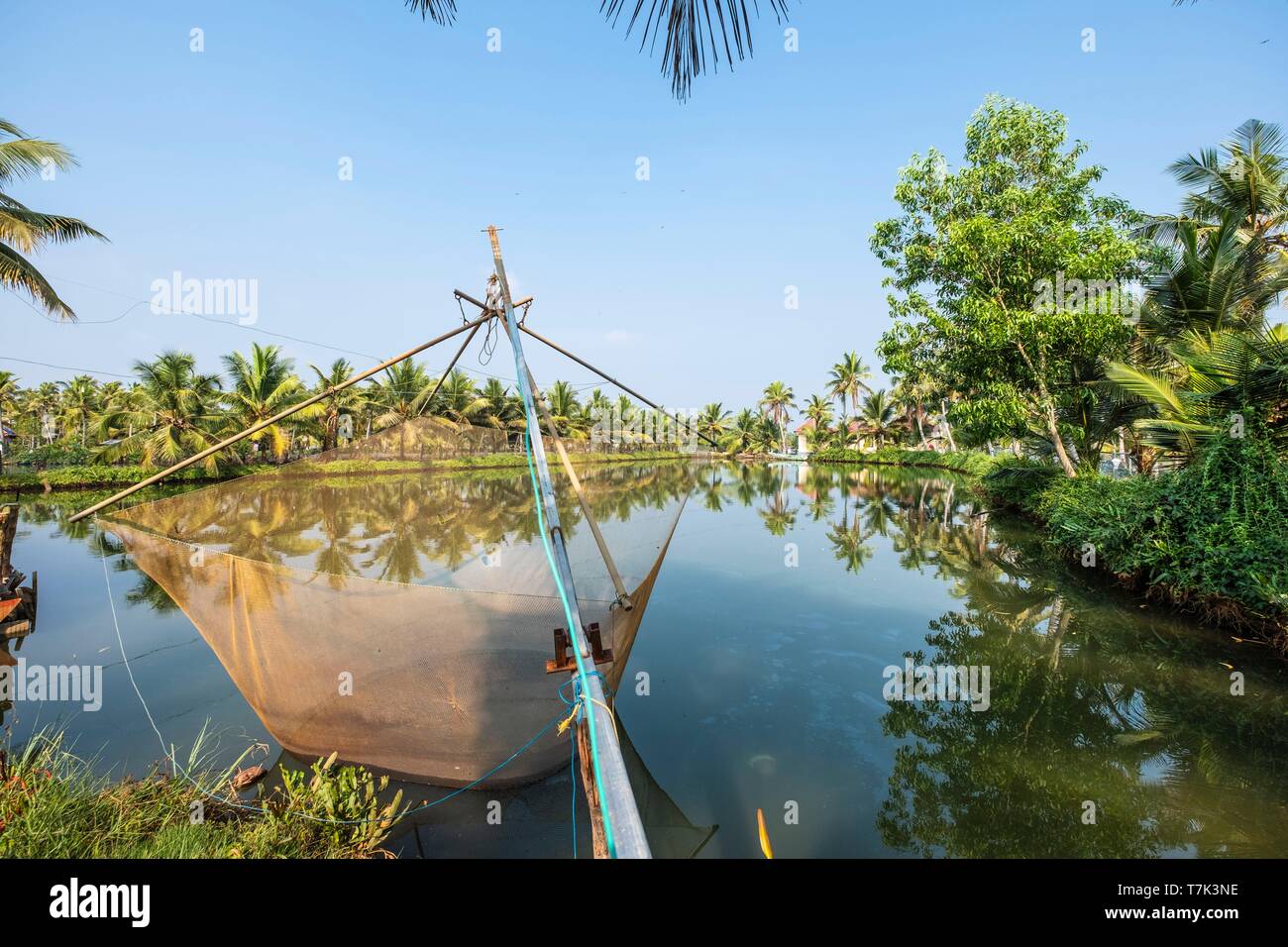L'Inde, Etat du Kerala, district de Kollam, Munroe island ou Munroturuttu, Inland Island au confluent de la Rivière du lac Ashtamudi et Kallada, bassin et filet de pêche traditionnelle de Munroe Island Lake Resort guest house Banque D'Images