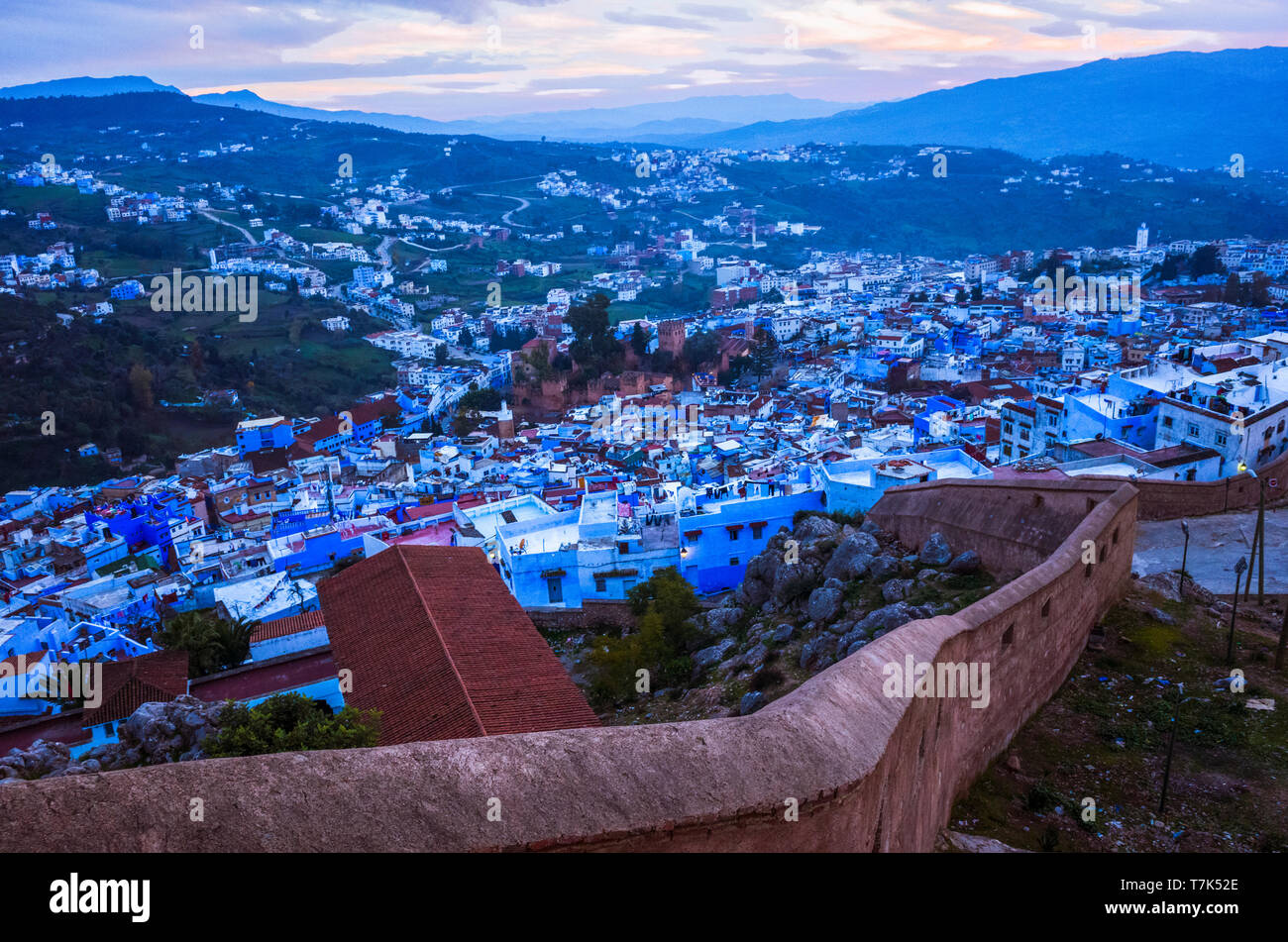 Chefchaouen, Maroc : vue générale à la tombée de la médina, vieille ville, bien connu pour son architecture bleu-lavés. Les murs environnants en premier plan. Banque D'Images