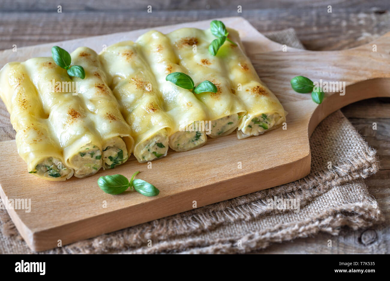 Les pâtes cannelloni farcis au ricotta et épinards Banque D'Images