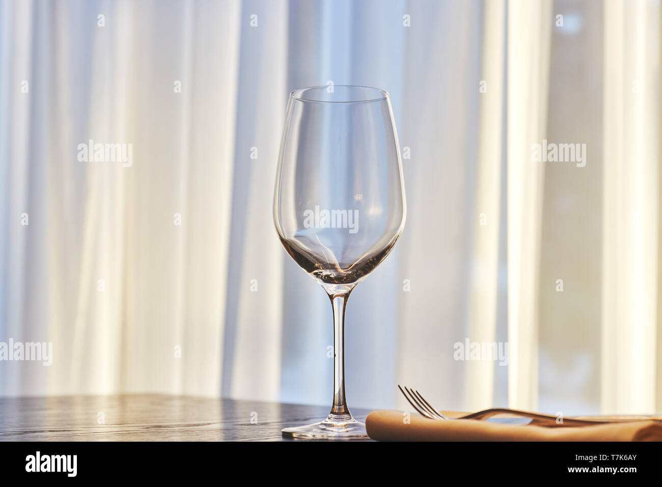 Verre de vin vide sur une table dans un restaurant. arrière-plan n'est pas mise au point de l'intérieur. Banque D'Images