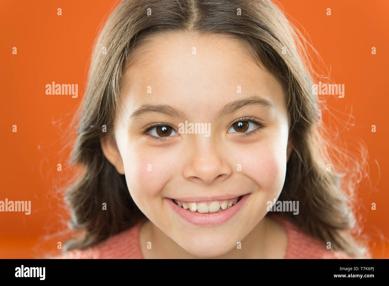 Être positif et garder le sourire. Petit enfant, visage souriant. Little girl happy smiling avec look beauté. Adorable modèle de beauté avec sourire mignon. Im toujours souriant et heureux. Banque D'Images