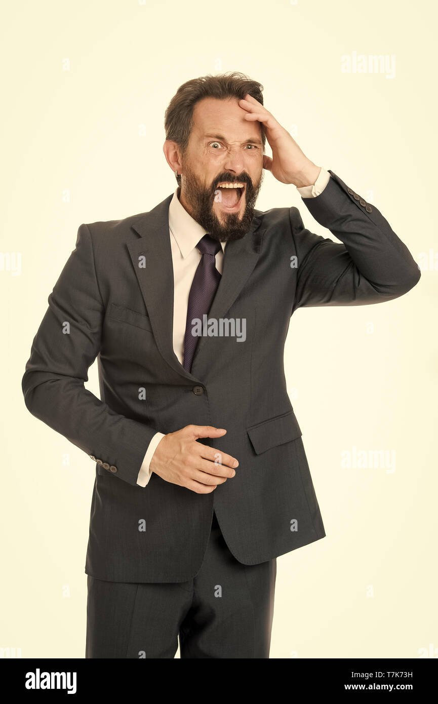 L'agression provoque une douleur. L'homme d'affaires frustrés tenir main sur tête en position contre un fond blanc. Businessman de ressentir une douleur de tête journée stressante. Stressant la vie de l'entreprise. Mad man shout agressive. Banque D'Images