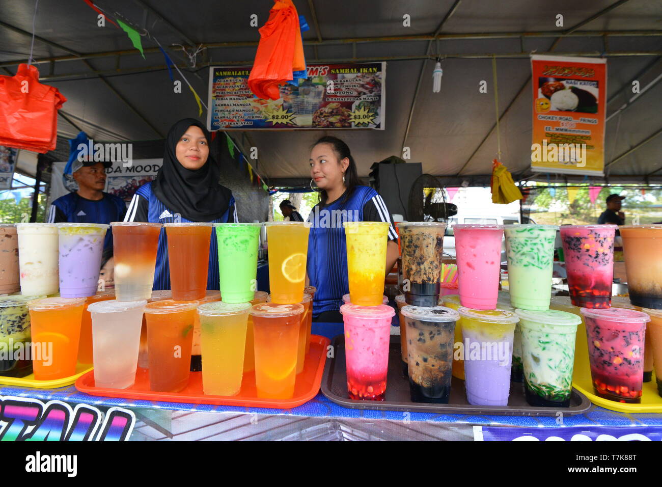 Bandar Seri Begawan, Brunei. 7 mai, 2019. Les gens vendent des boissons dans un marché local Ramadan à Bandar Seri Begawan, capitale de Brunei, le 7 mai 2019. Les musulmans au Brunei a observé le premier jour du mois sacré Ramadan mardi. Les musulmans et les touristes se sont précipités vers les marchés du Ramadan pour se préparer à l'dîner rapide après le coucher du soleil. Crédit : Jeffrey Wong/Xinhua/Alamy Live News Banque D'Images