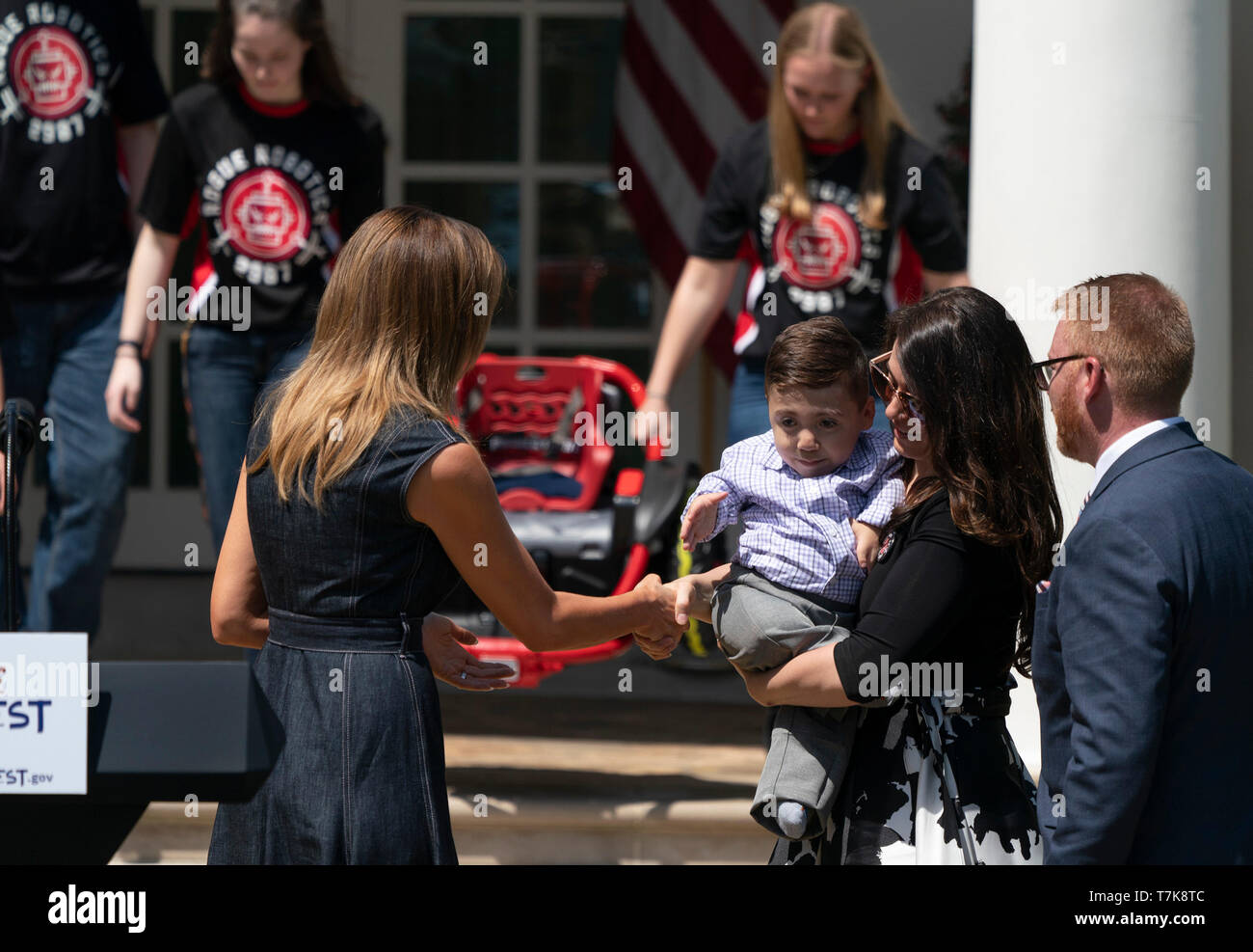 Washington, États-Unis d'Amérique. 07Th Mai, 2019. Première dame Melania Trump accueille le Zachow-Rodriguez Rocco de Farmington, Minnesota, tenu par sa mère, Zachow-Archibald Kynde est présenté avec un fauteuil roulant électrique créé par les membres de l'east High School's Rogue Robotics team pendant la célébration de l'anniversaire de la campagne 'BeBest', une initiative contre la cyberintimidation et préconise l'usage de drogues. Crédit : Chris Kleponis/CNP Crédit dans le monde entier | conditions : dpa/Alamy Live News Banque D'Images