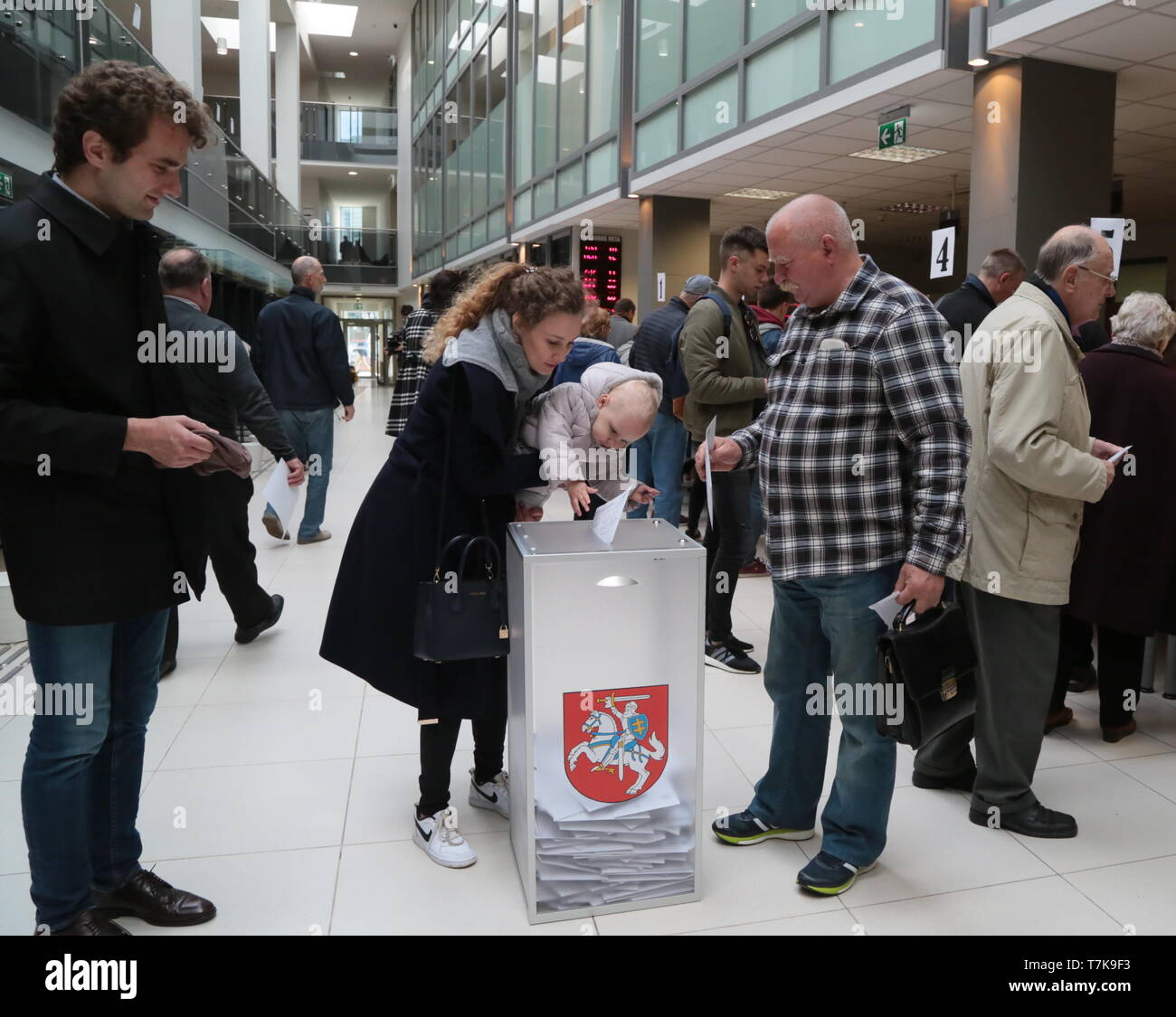 Vilnius, Lituanie. 7 mai, 2019. Un enfant jette un vote pour sa mère dans les élections présidentielles et de deux référendums à Vilnius, Lituanie, le 7 mai 2019. Le vote par anticipation a débuté le lundi de l'élection présidentielle lituanienne et les référendums sur la double citoyenneté et le nombre des membres du parlement. Pour la première fois en Lituanie, le vote par anticipation a lieu pendant cinq jours. Credit : Guo Mingfang/Xinhua/Alamy Live News Banque D'Images