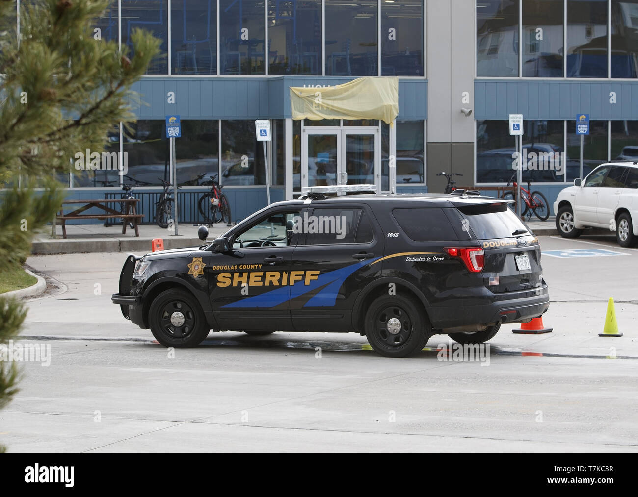 Highlands Ranch, Colorado, USA. 7 mai, 2019. L'École de la tige à Highlands Ranch, CO est le théâtre d'une fusillade mardi après-midi. 1 étudiant est mort, avec 8 autres blessés. Le nom de l'école dans cette photo est recouvert d'une couverture jaune. Credit : Hector Acevedo/ZUMA/Alamy Fil Live News Banque D'Images